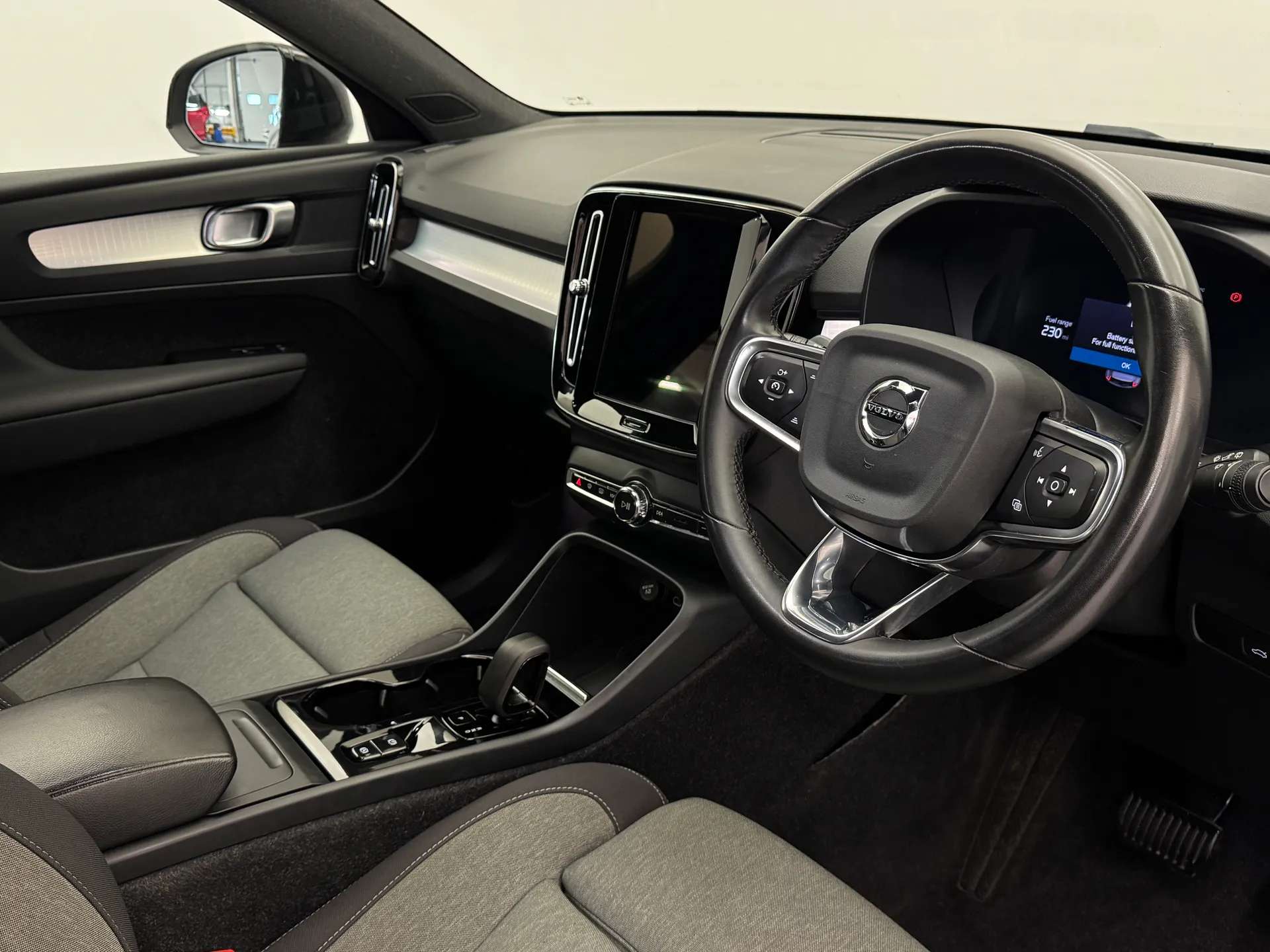 2023 VOLVO XC40 2023 VOLVO XC40