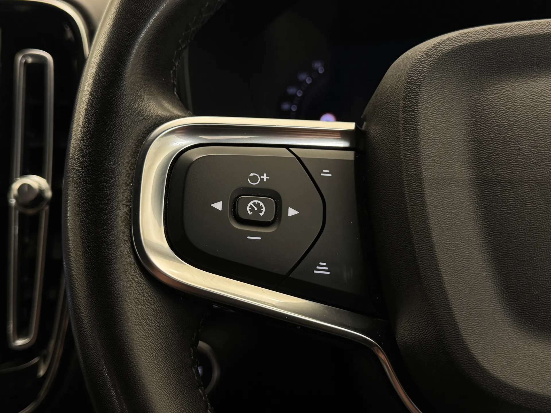 2023 VOLVO XC40 2023 VOLVO XC40