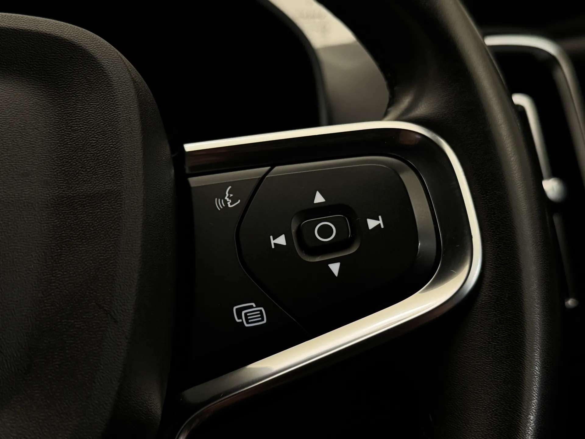 2023 VOLVO XC40 2023 VOLVO XC40