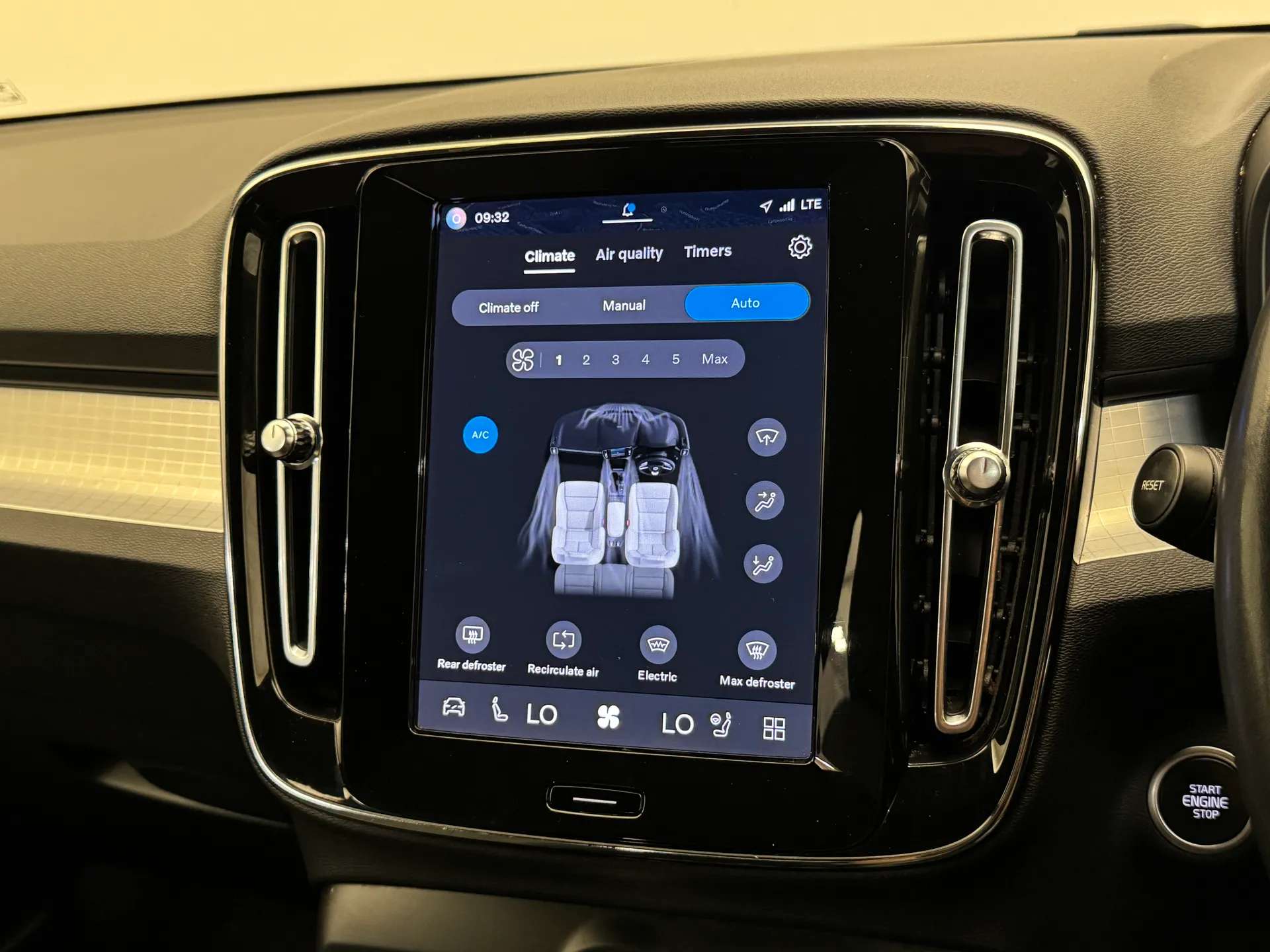 2023 VOLVO XC40 2023 VOLVO XC40