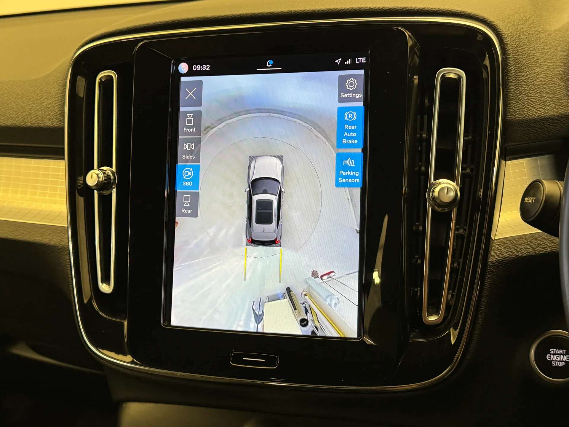 2023 VOLVO XC40 2023 VOLVO XC40