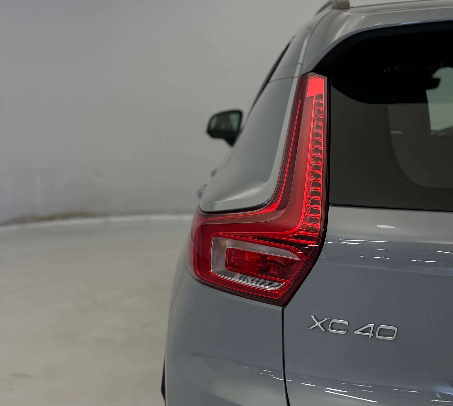 2023 VOLVO XC40 2023 VOLVO XC40