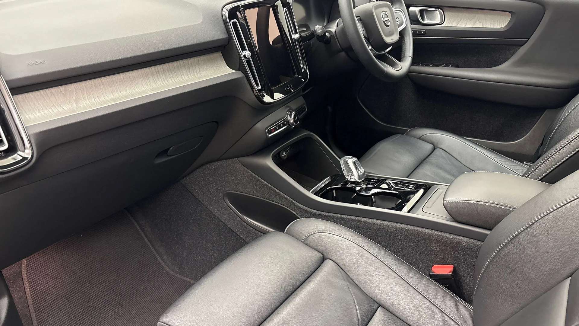 A 2023 VOLVO XC40 2.0 B3P Ultimate Dark 5dr Auto A 2023 VOLVO XC40 2.0 B3P Ultimate Dark 5dr Auto