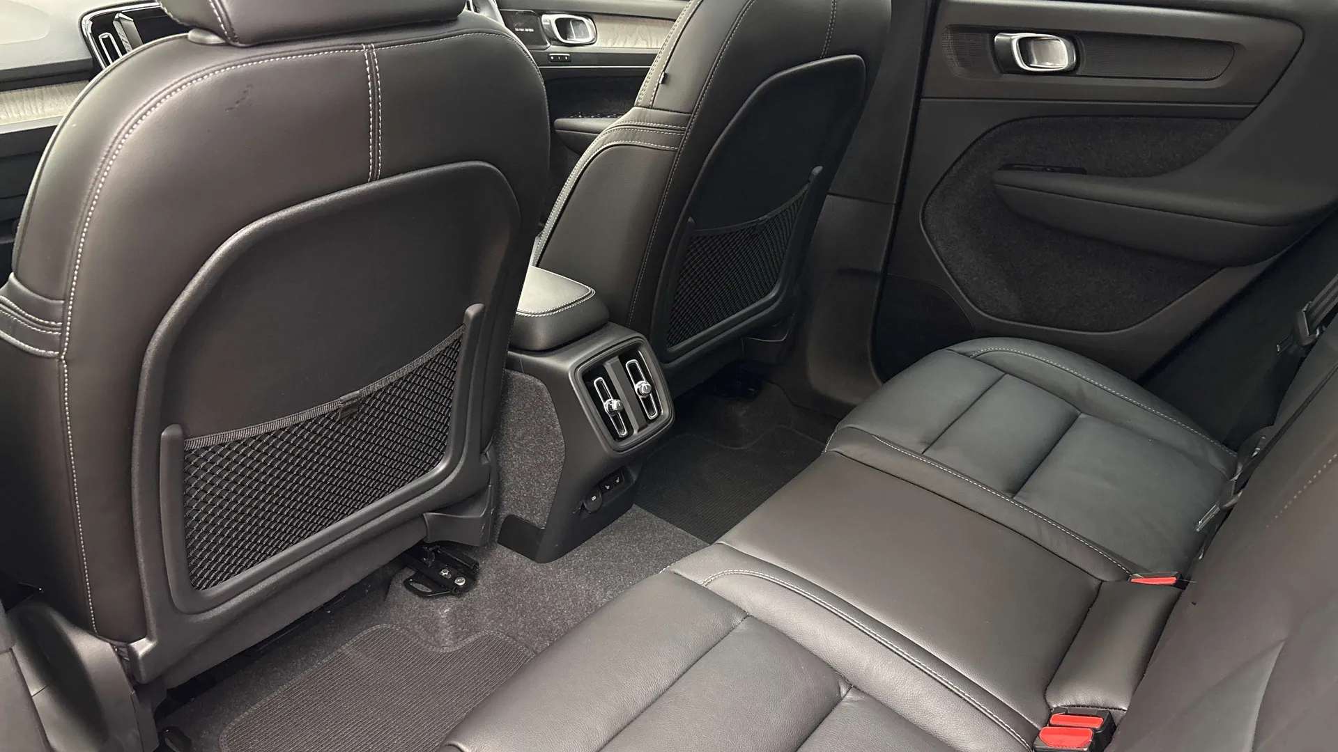 2023 VOLVO XC40 2023 VOLVO XC40