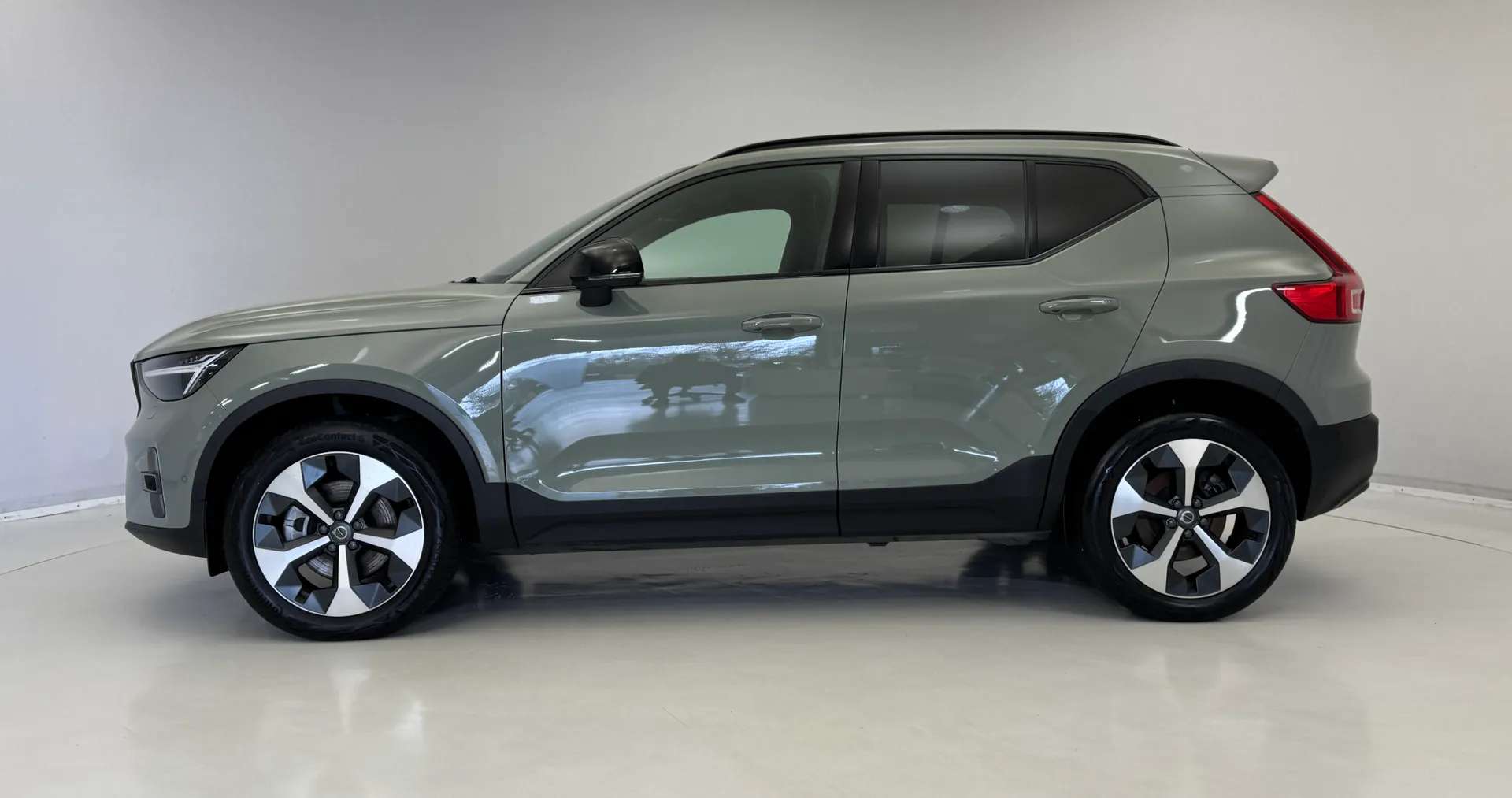 A 2023 VOLVO XC40 2.0 B4P Ultimate Dark 5dr Auto A 2023 VOLVO XC40 2.0 B4P Ultimate Dark 5dr Auto