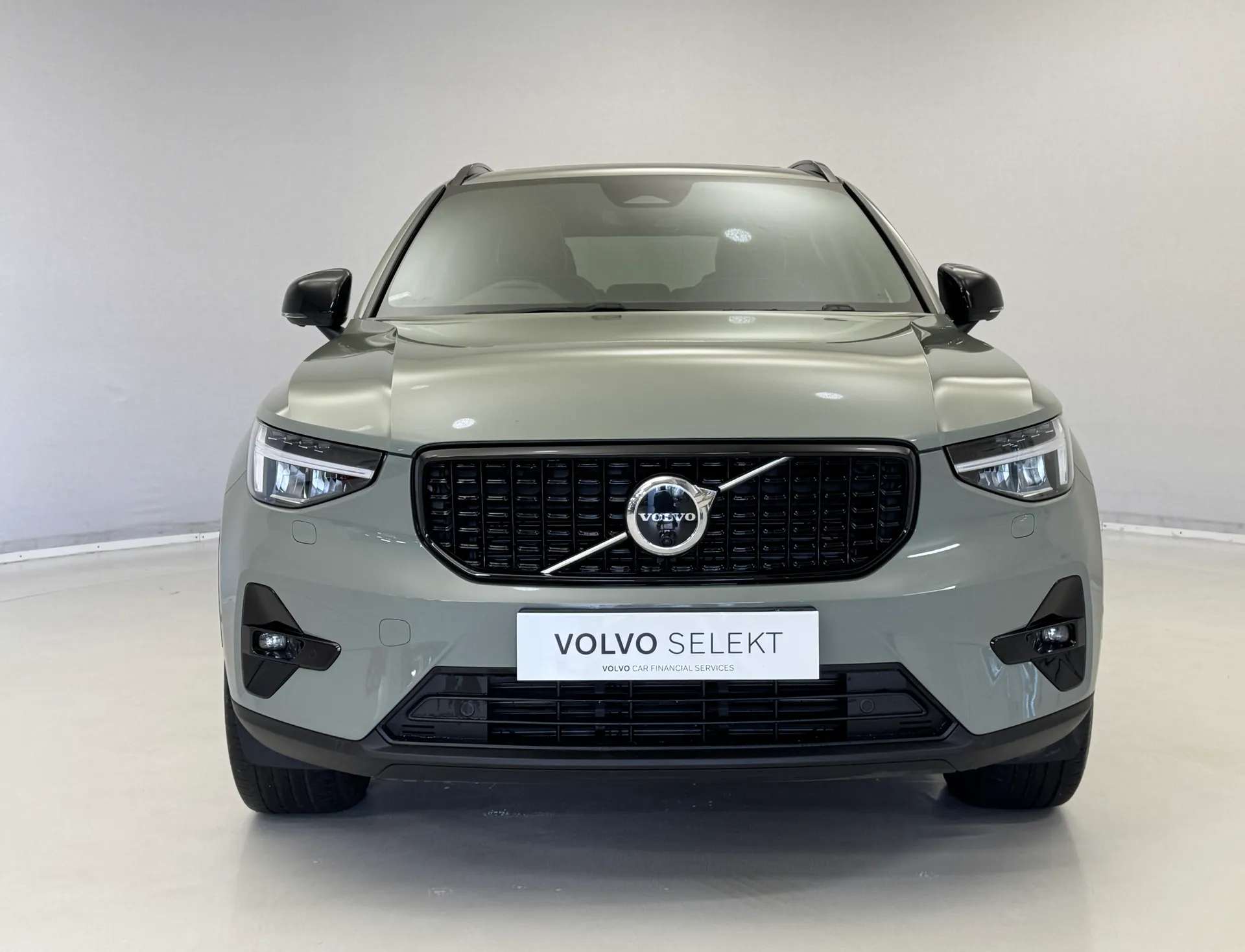A 2023 VOLVO XC40 2.0 B4P Ultimate Dark 5dr Auto A 2023 VOLVO XC40 2.0 B4P Ultimate Dark 5dr Auto