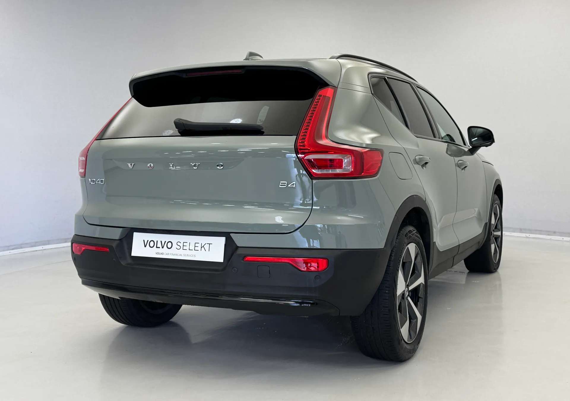 2023 VOLVO XC40 2023 VOLVO XC40