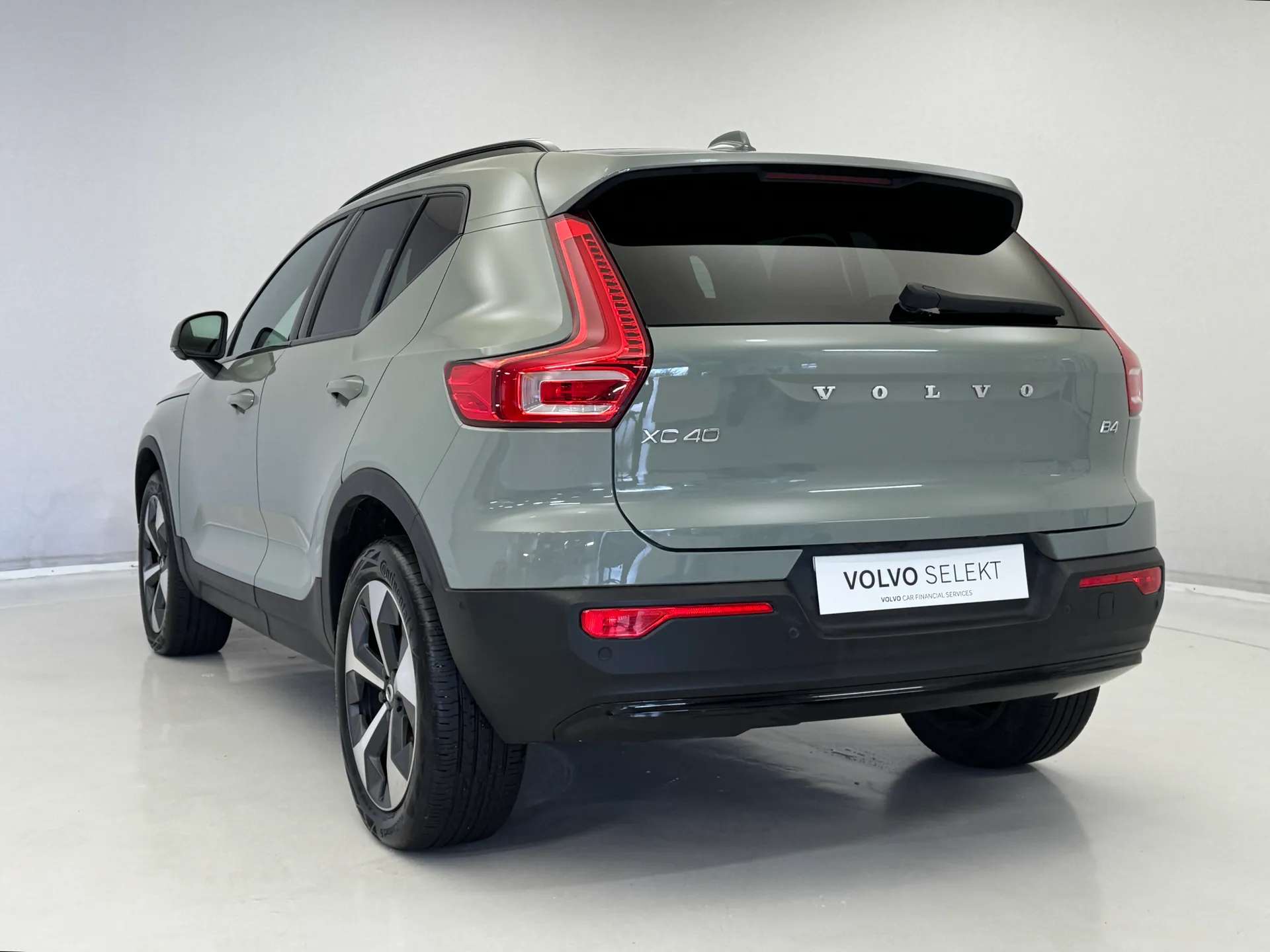 2023 VOLVO XC40 2023 VOLVO XC40
