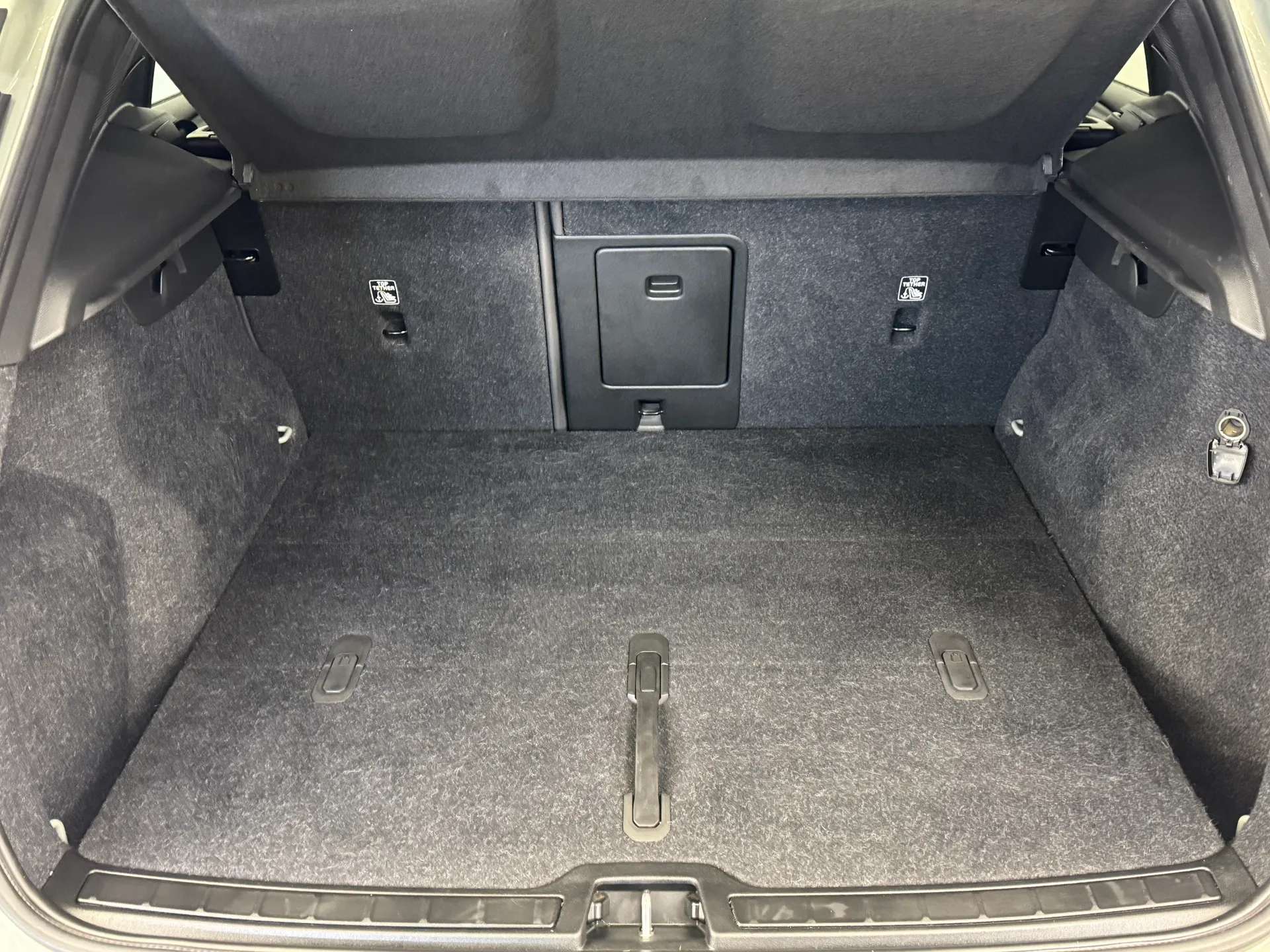 2023 VOLVO XC40 2023 VOLVO XC40