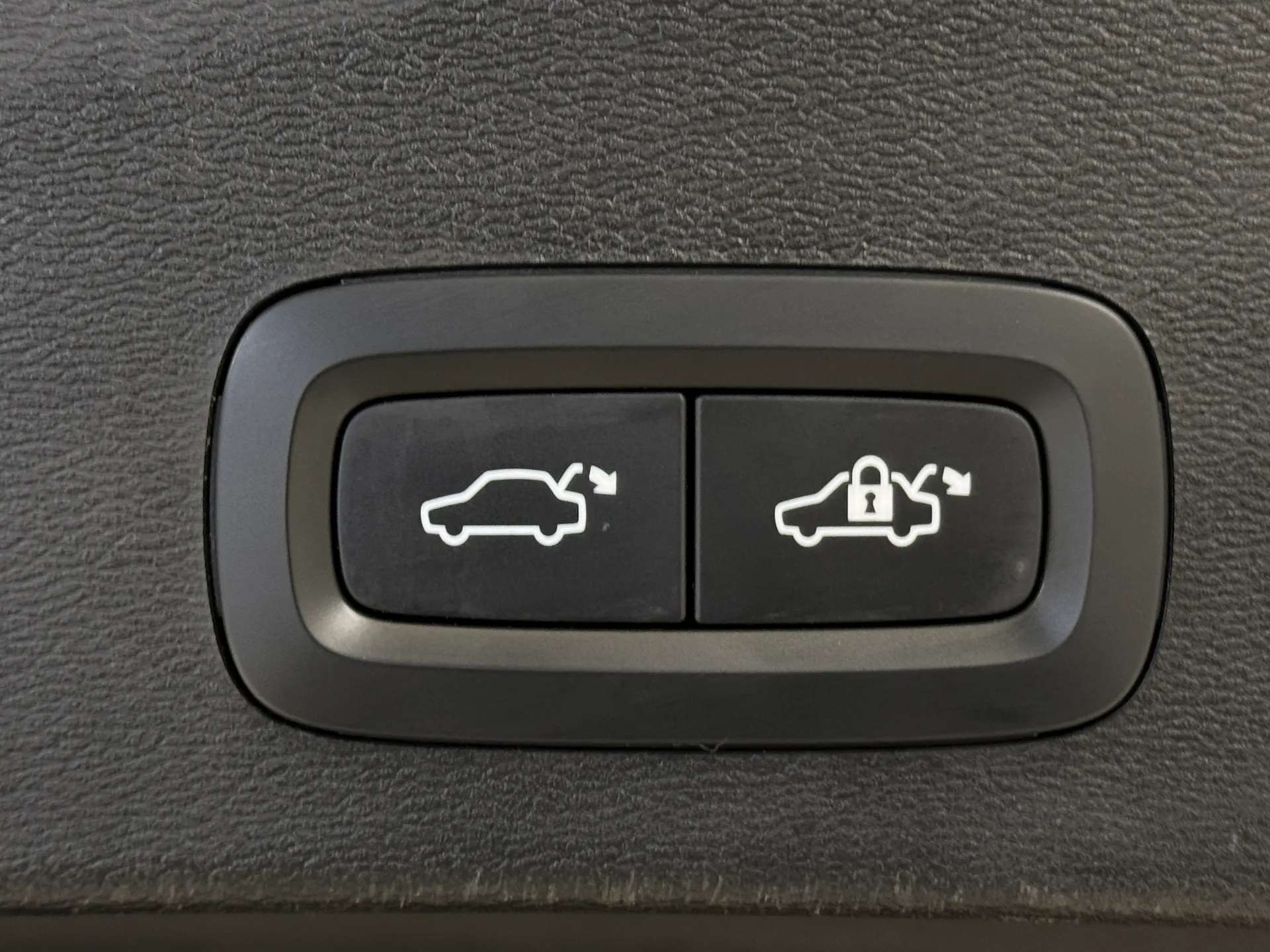 2023 VOLVO XC40 2023 VOLVO XC40