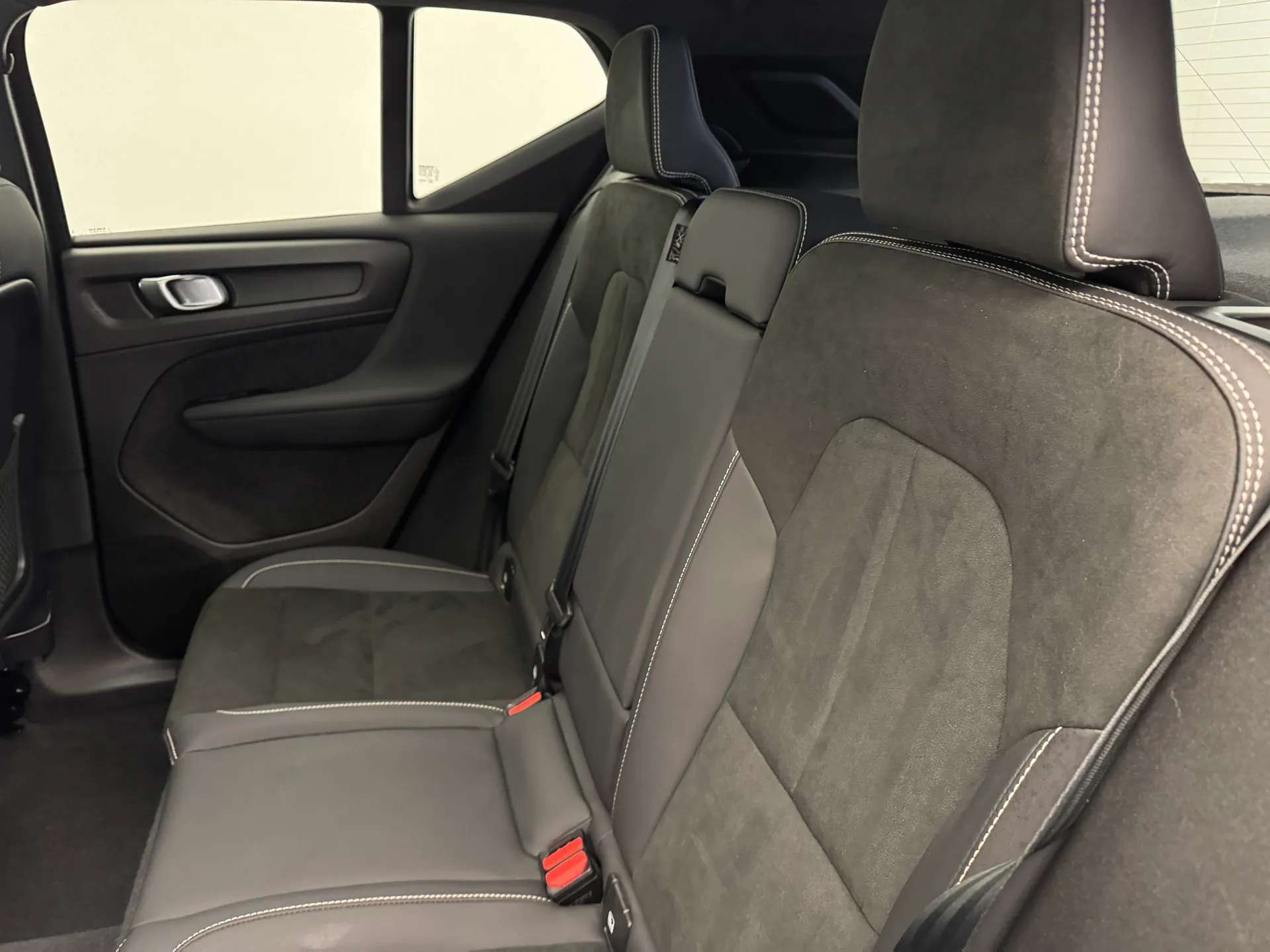 2023 VOLVO XC40 2023 VOLVO XC40