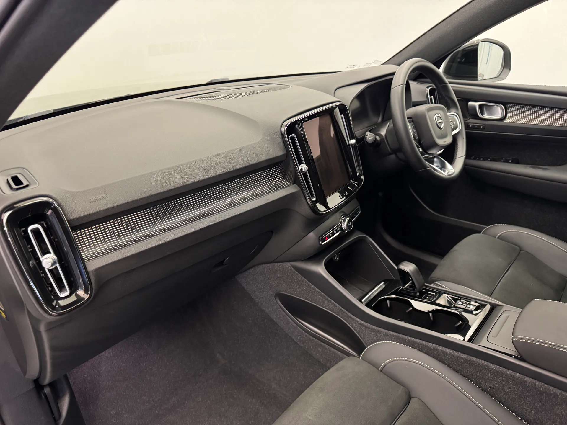 2023 VOLVO XC40 2023 VOLVO XC40