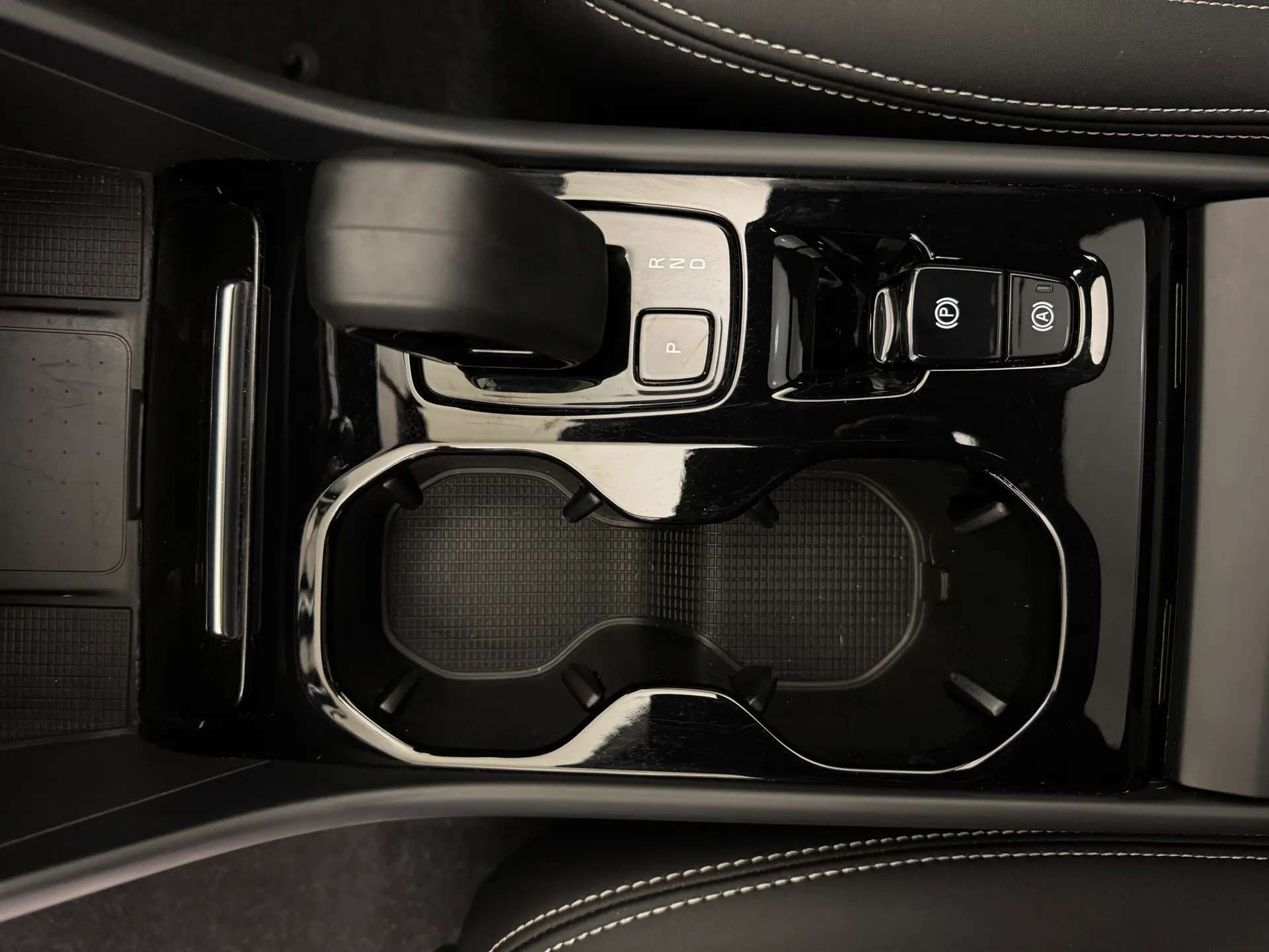 2023 VOLVO XC40 2023 VOLVO XC40