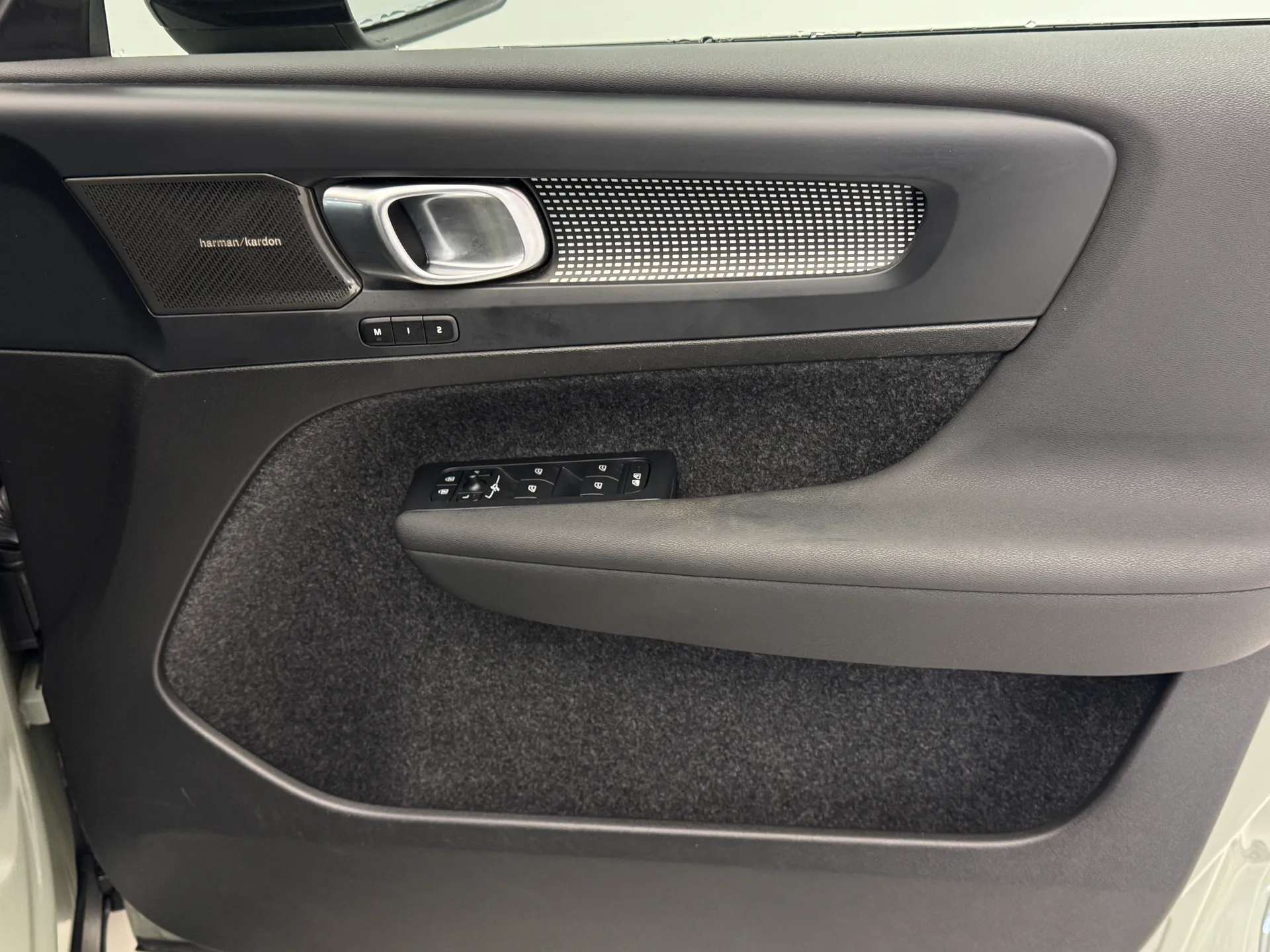 2023 VOLVO XC40 2023 VOLVO XC40