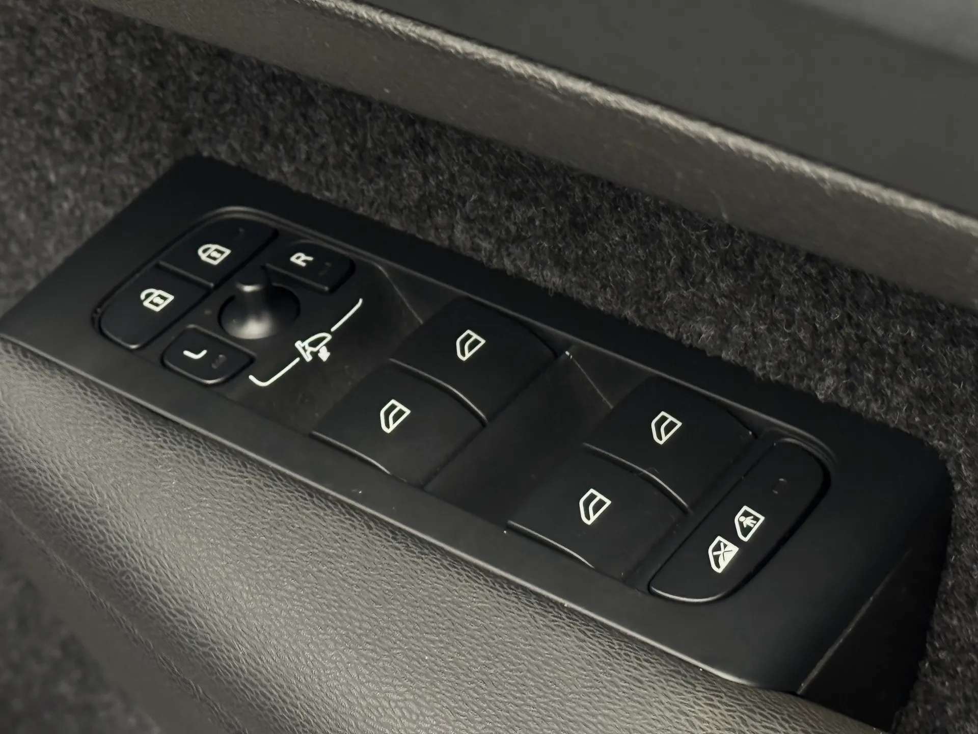 2023 VOLVO XC40 2023 VOLVO XC40