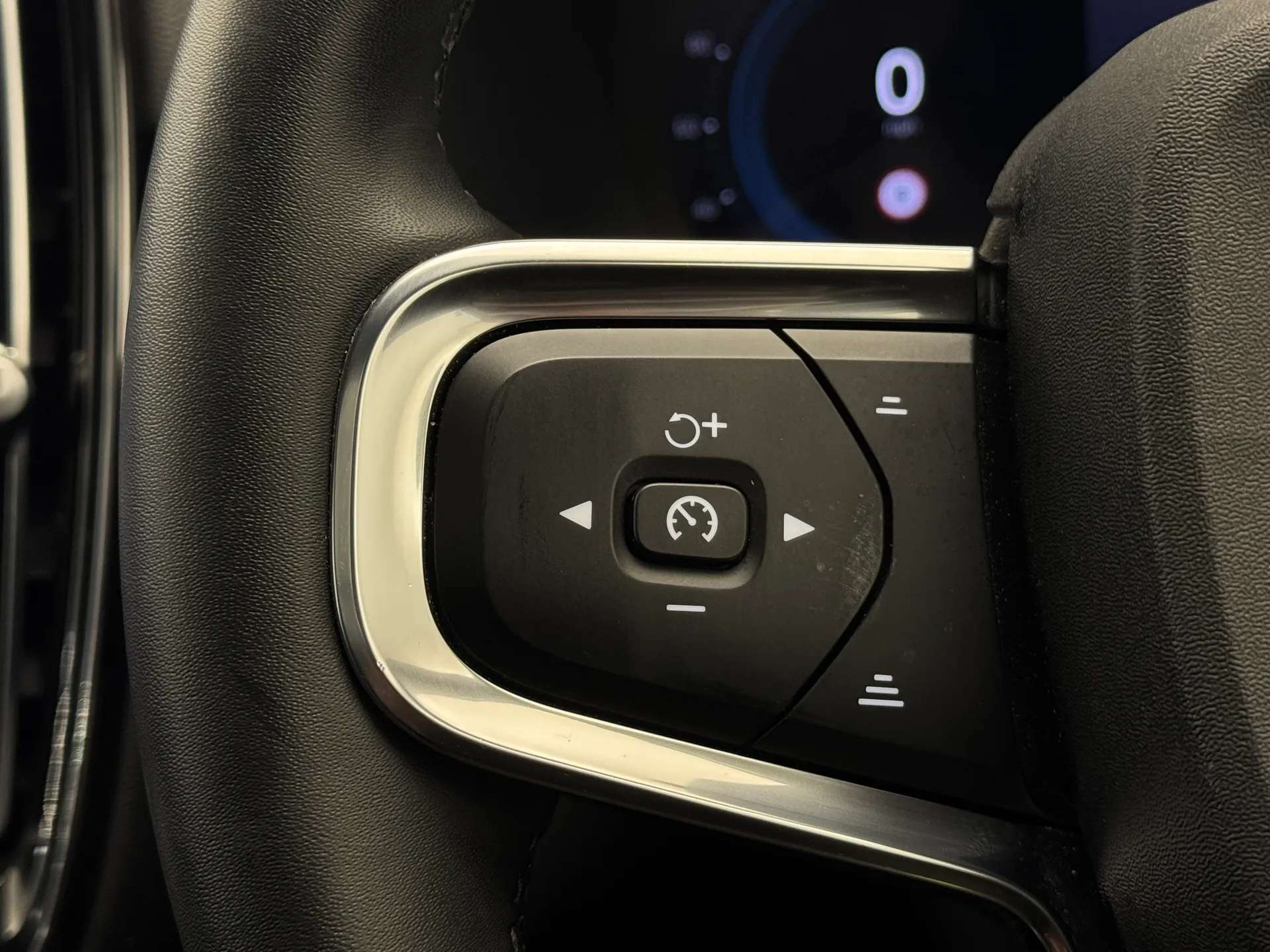 2023 VOLVO XC40 2023 VOLVO XC40