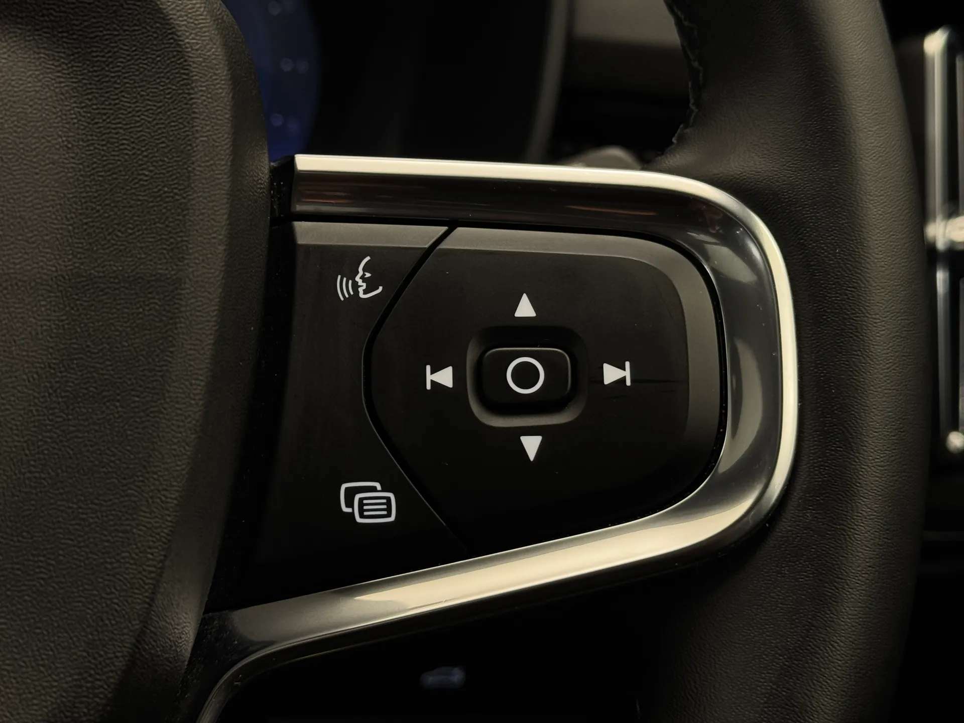 2023 VOLVO XC40 2023 VOLVO XC40