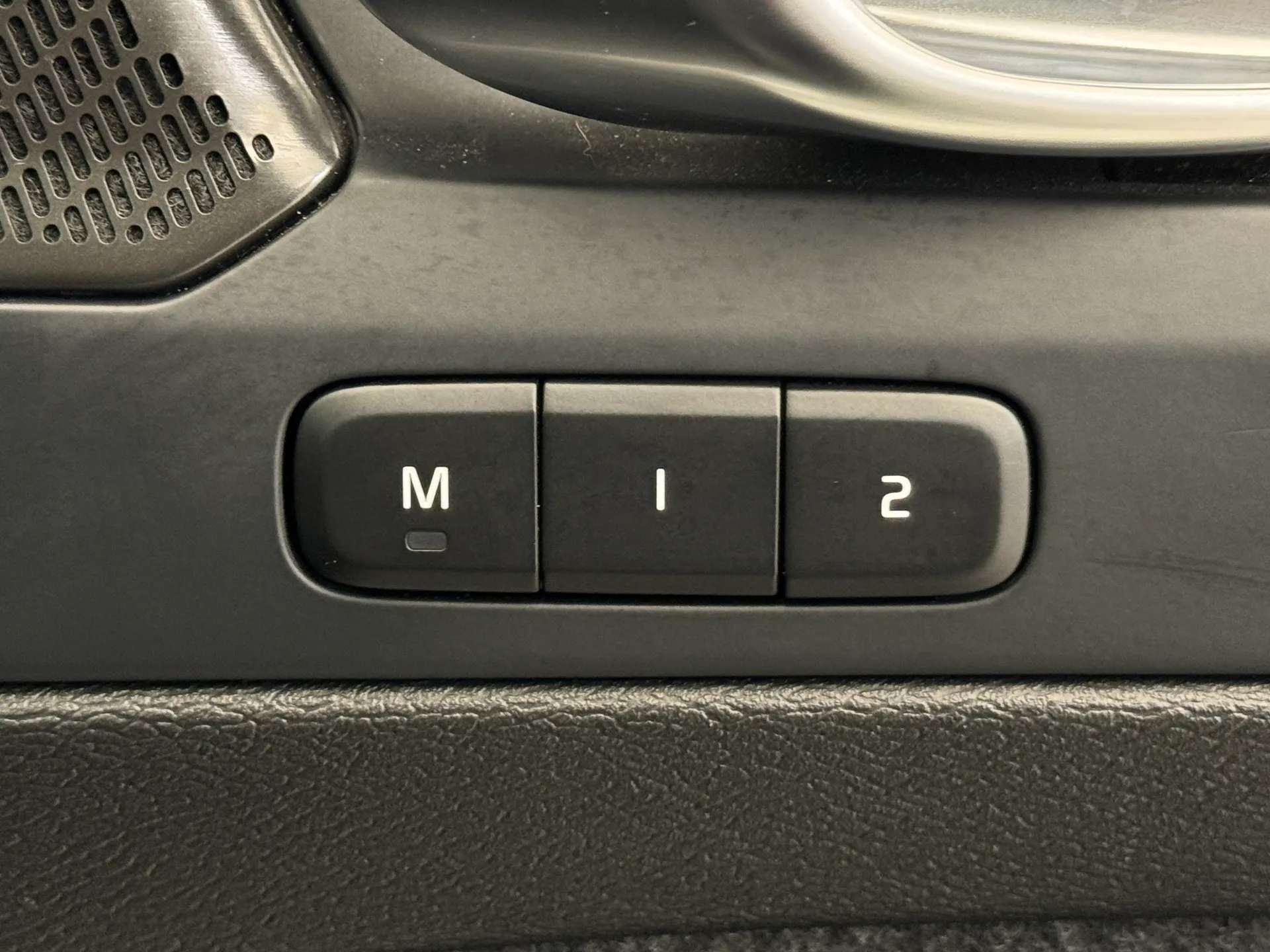 2023 VOLVO XC40 2023 VOLVO XC40