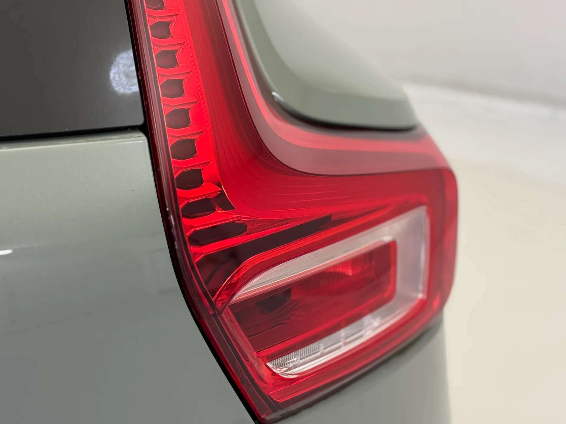 2023 VOLVO XC40 2023 VOLVO XC40