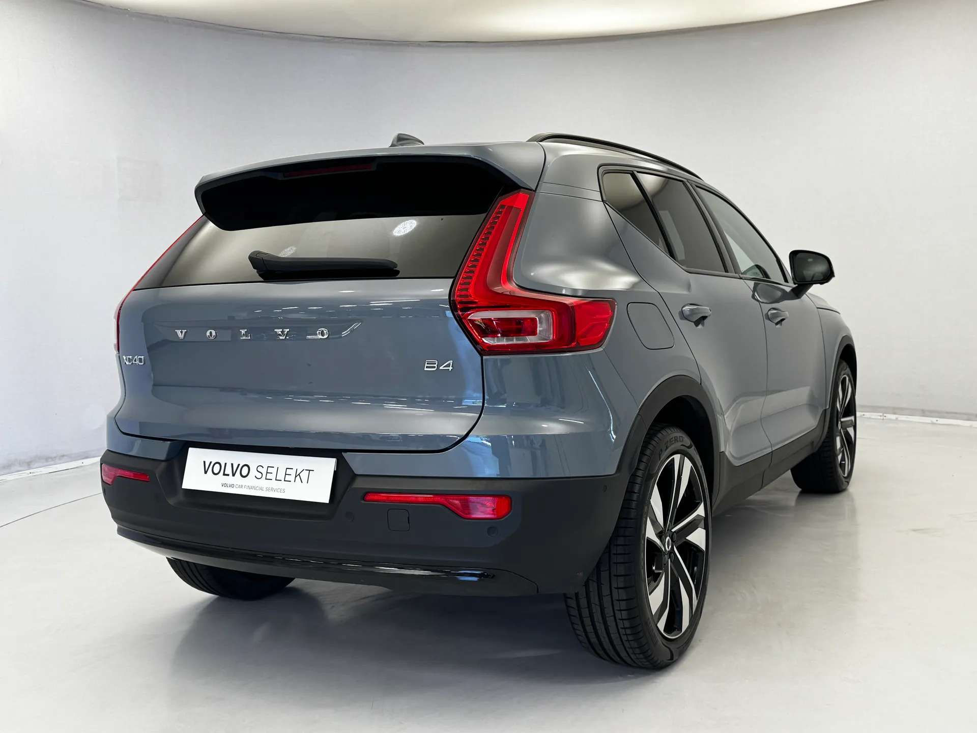 2023 VOLVO XC40 2023 VOLVO XC40