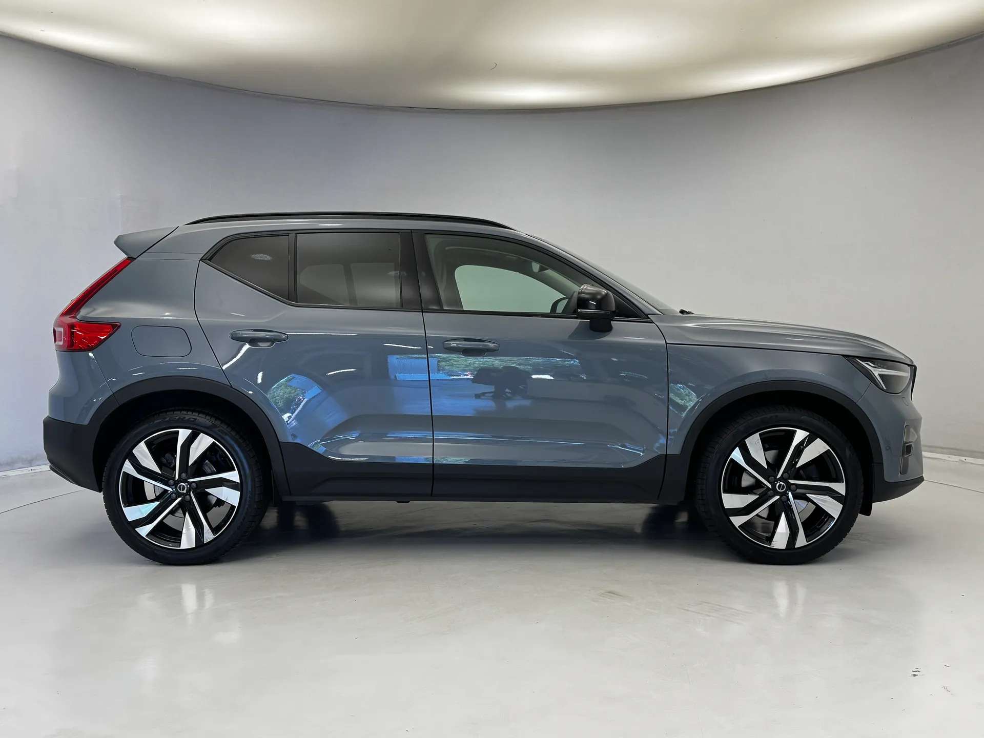 A 2023 VOLVO XC40 2.0 B4P Ultimate Dark 5dr Auto A 2023 VOLVO XC40 2.0 B4P Ultimate Dark 5dr Auto