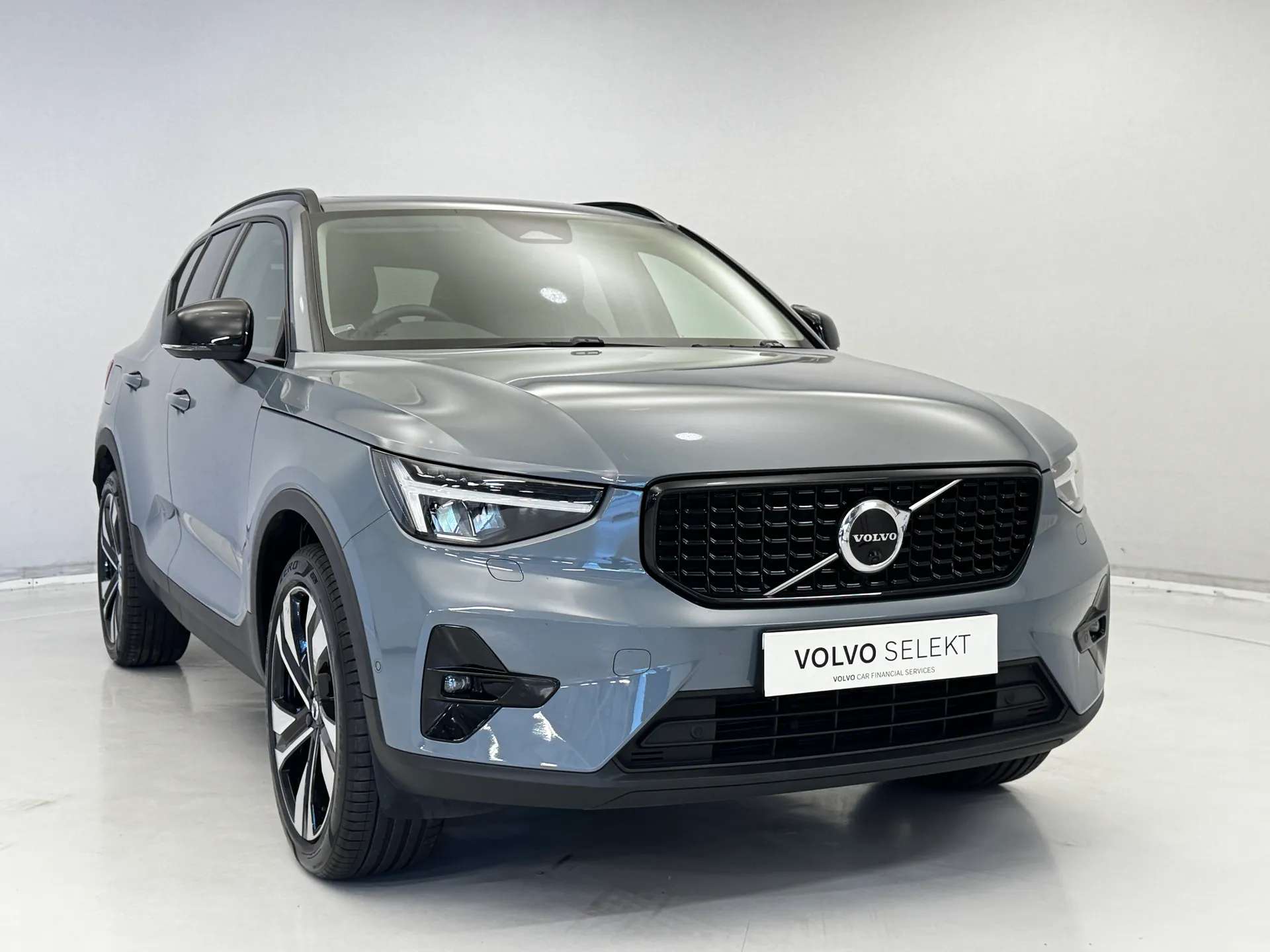 A 2023 VOLVO XC40 2.0 B4P Ultimate Dark 5dr Auto A 2023 VOLVO XC40 2.0 B4P Ultimate Dark 5dr Auto