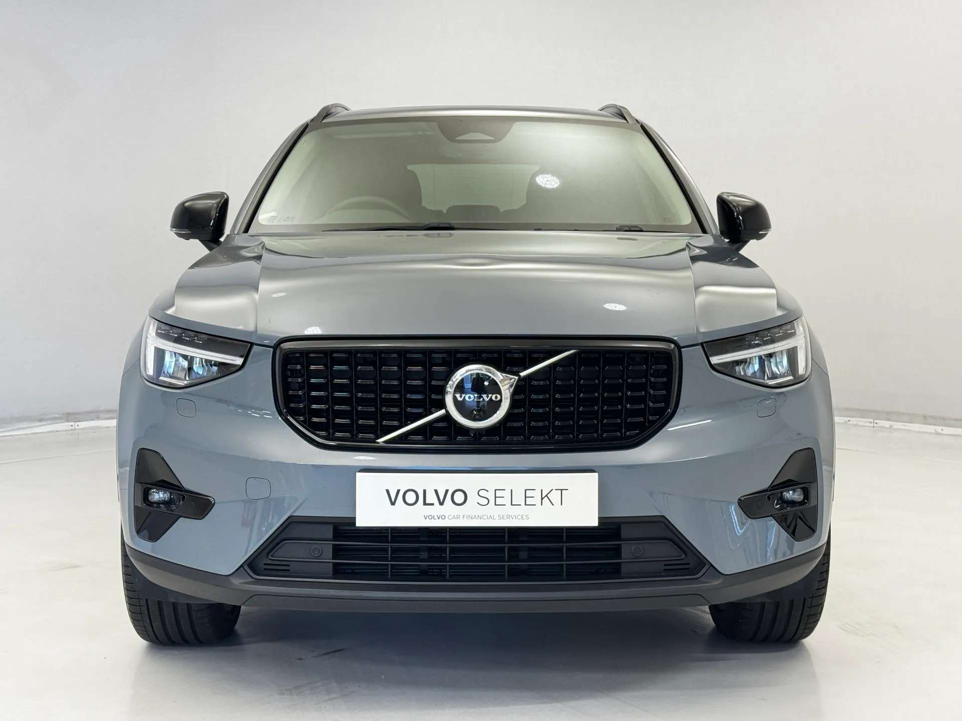 A 2023 VOLVO XC40 2.0 B4P Ultimate Dark 5dr Auto A 2023 VOLVO XC40 2.0 B4P Ultimate Dark 5dr Auto