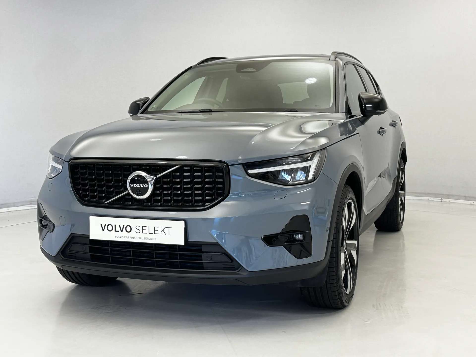 A 2023 VOLVO XC40 2.0 B4P Ultimate Dark 5dr Auto A 2023 VOLVO XC40 2.0 B4P Ultimate Dark 5dr Auto