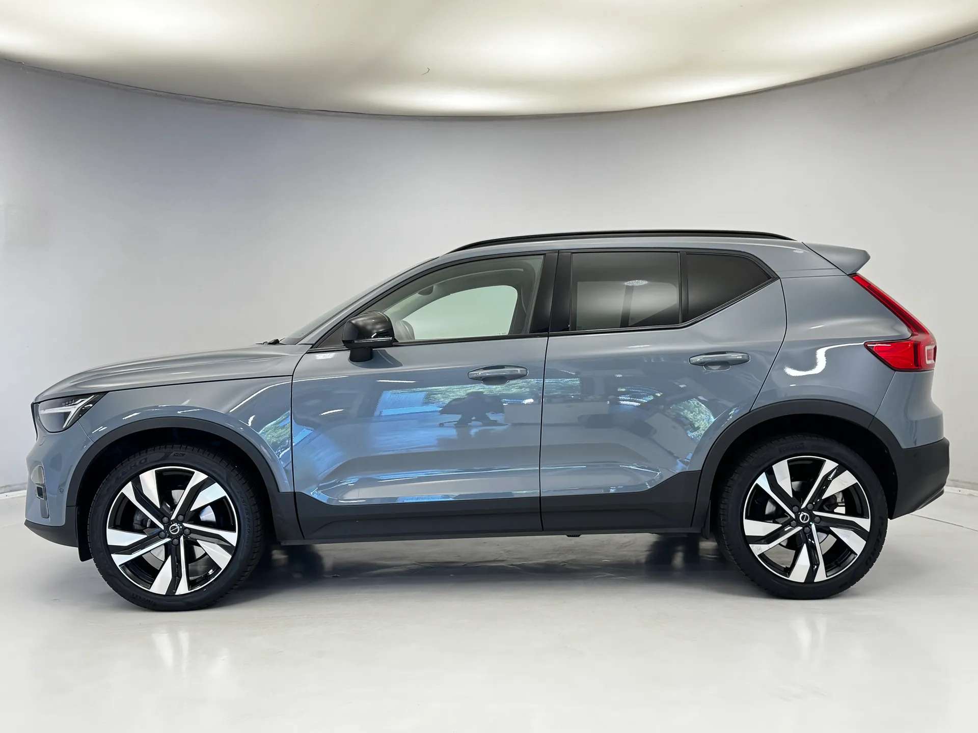 2023 VOLVO XC40 2023 VOLVO XC40