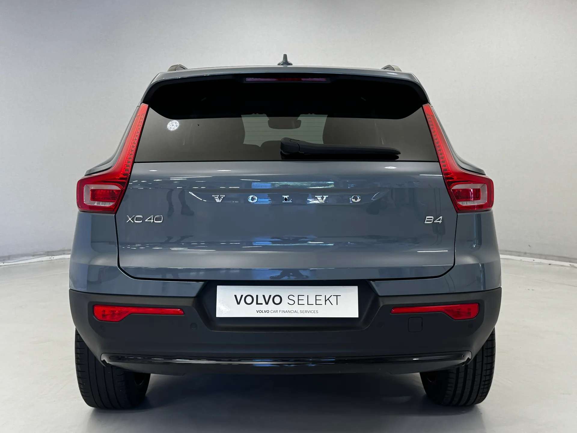 2023 VOLVO XC40 2023 VOLVO XC40
