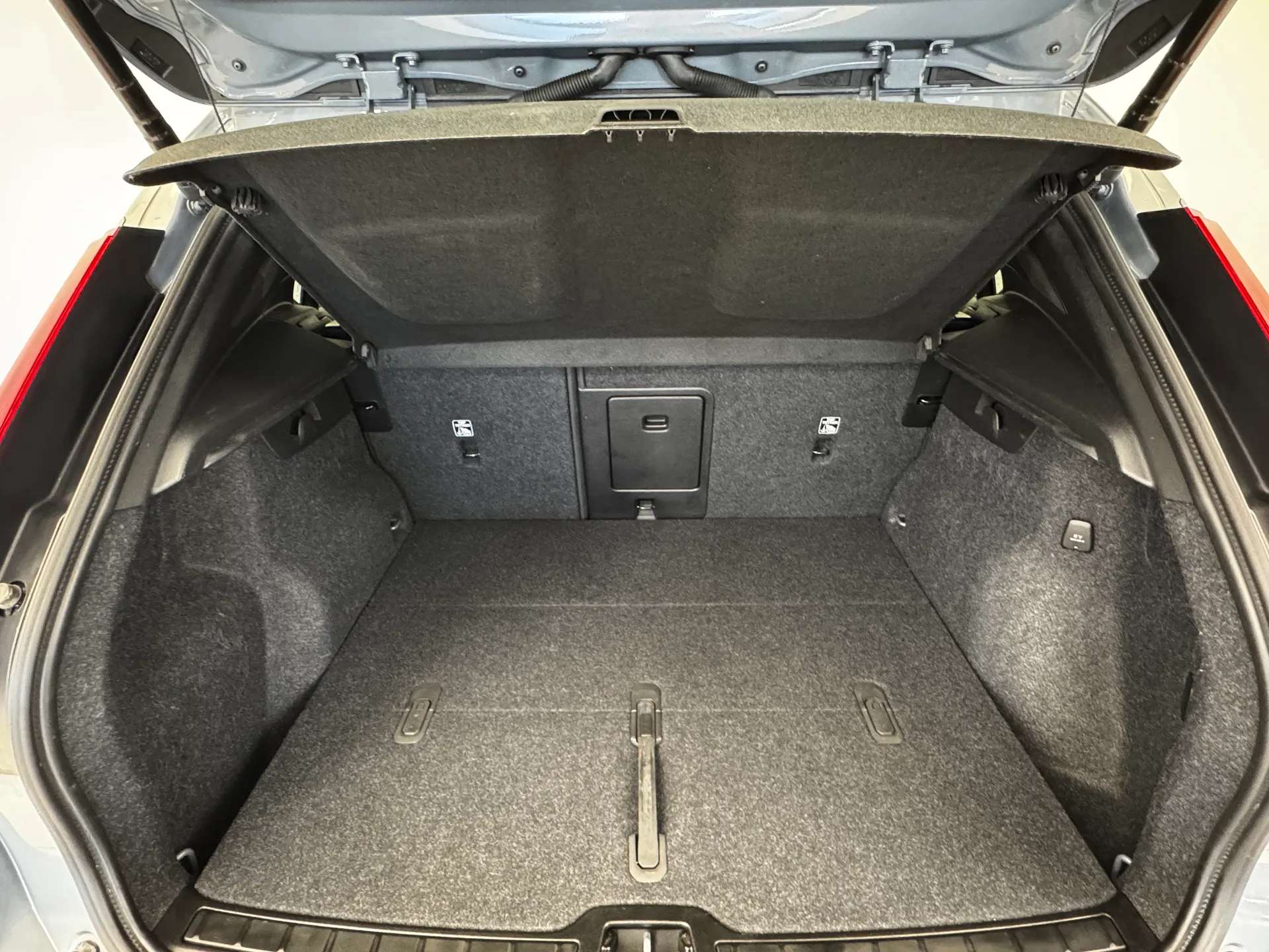 2023 VOLVO XC40 2023 VOLVO XC40