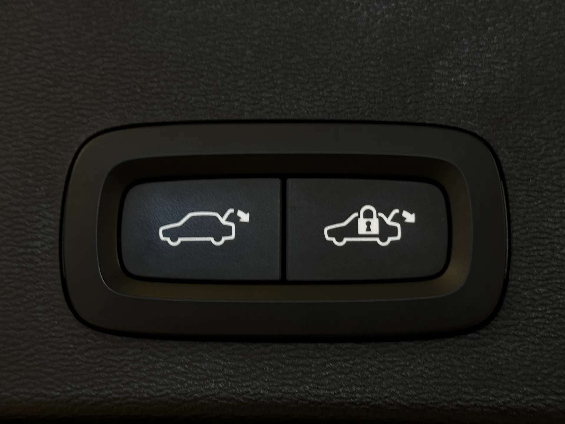 2023 VOLVO XC40 2023 VOLVO XC40