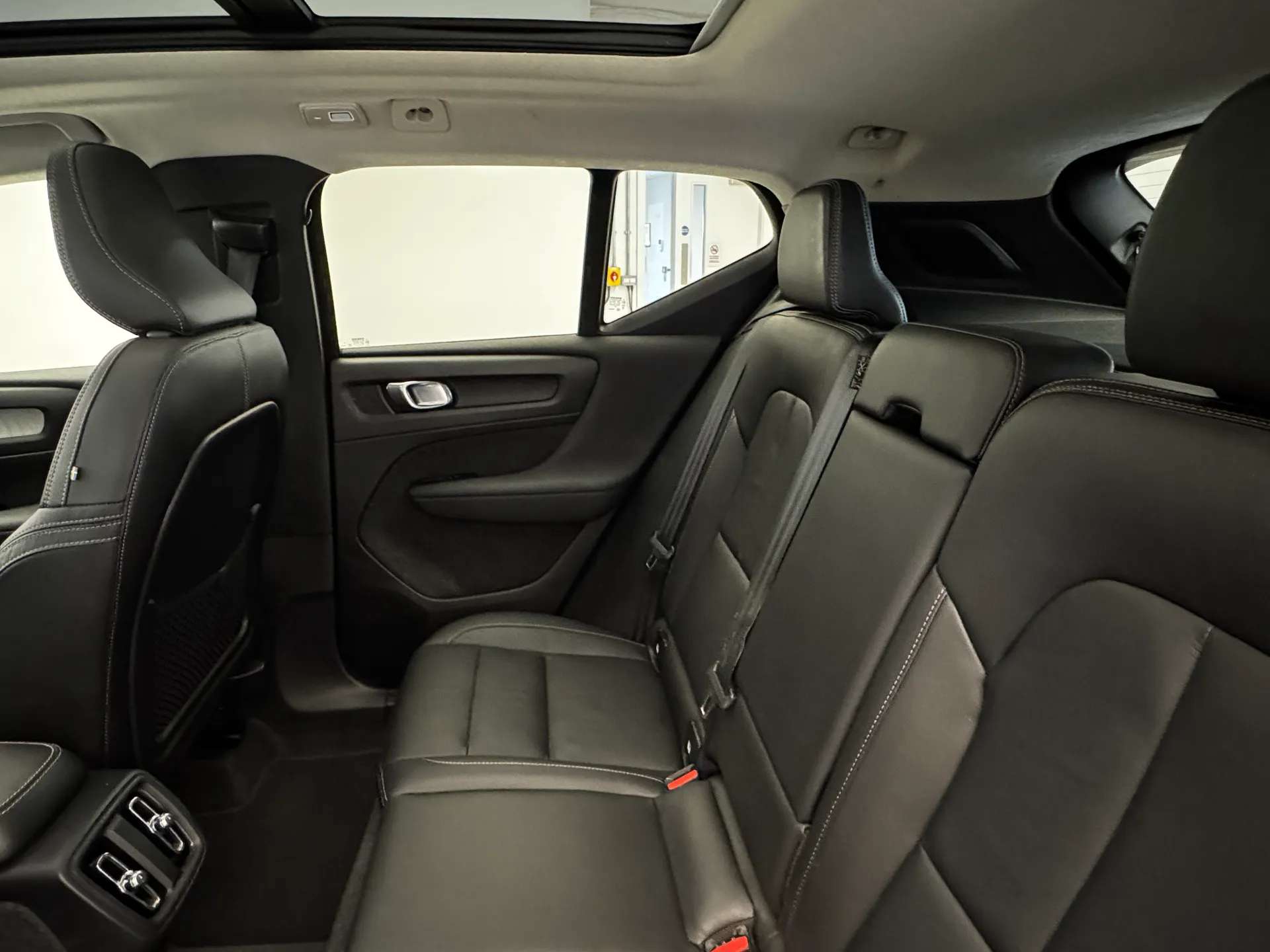 2023 VOLVO XC40 2023 VOLVO XC40