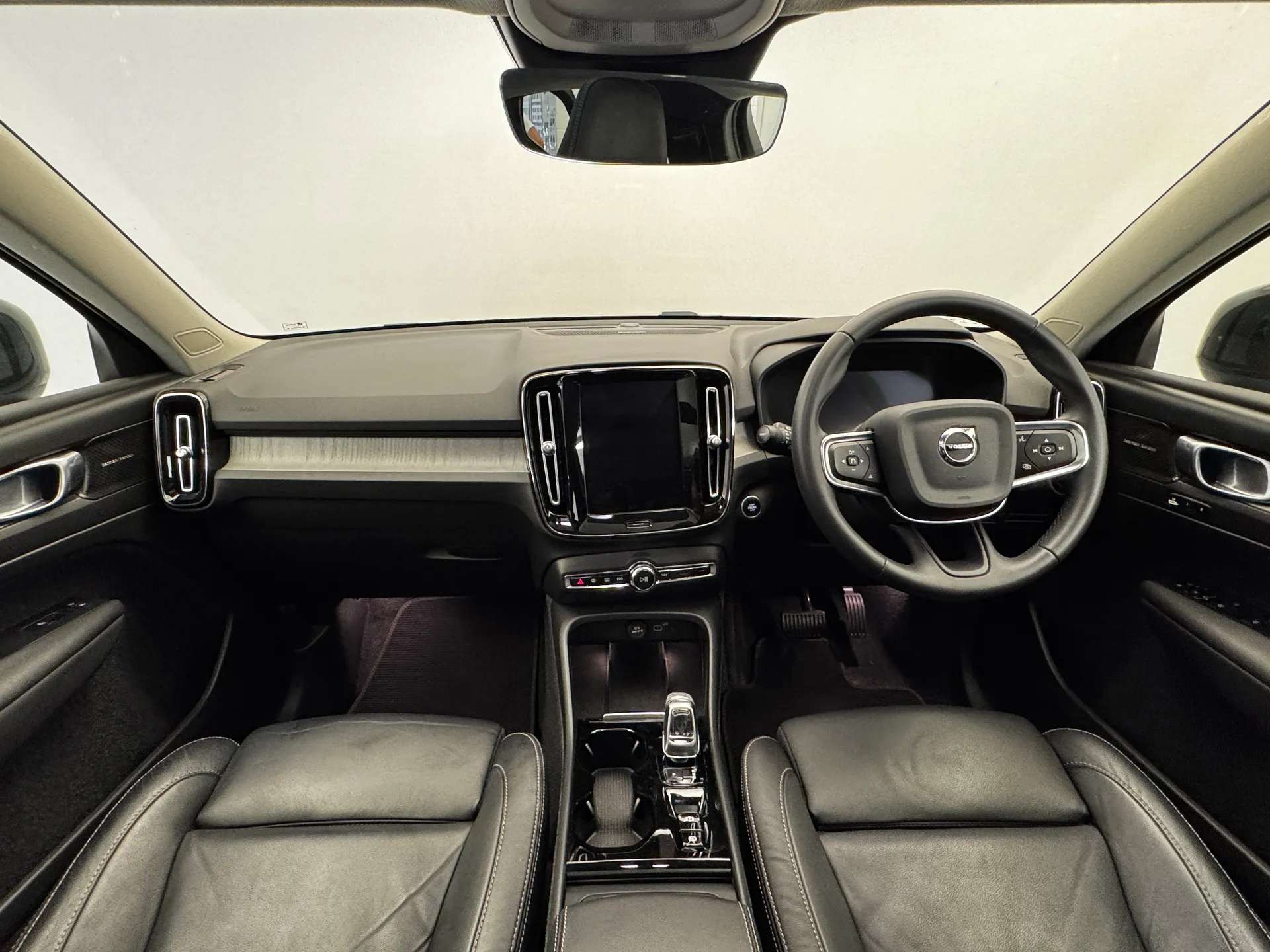 2023 VOLVO XC40 2023 VOLVO XC40