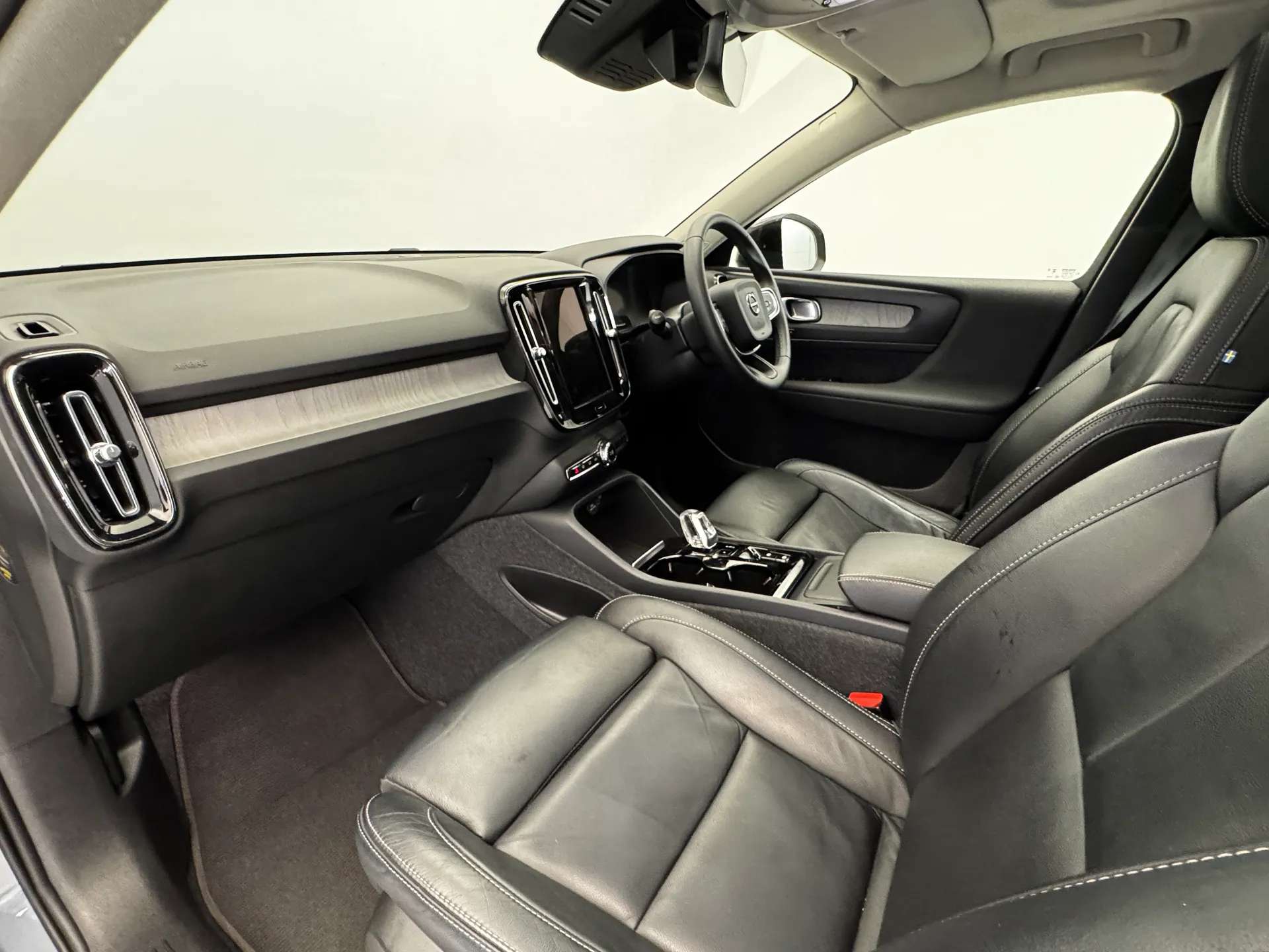 2023 VOLVO XC40 2023 VOLVO XC40