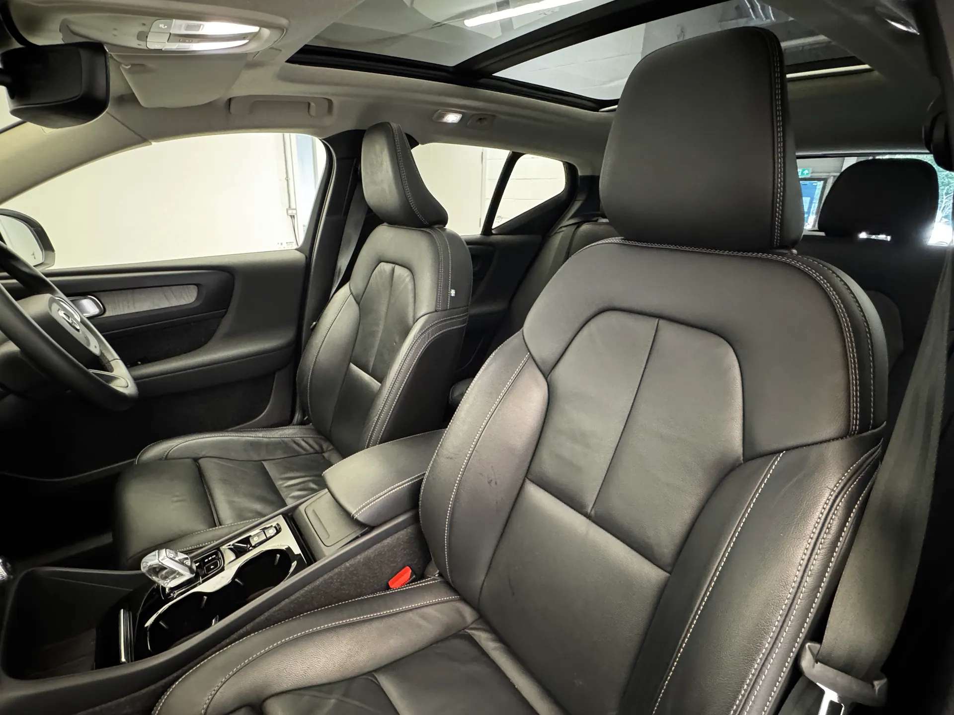 2023 VOLVO XC40 2023 VOLVO XC40