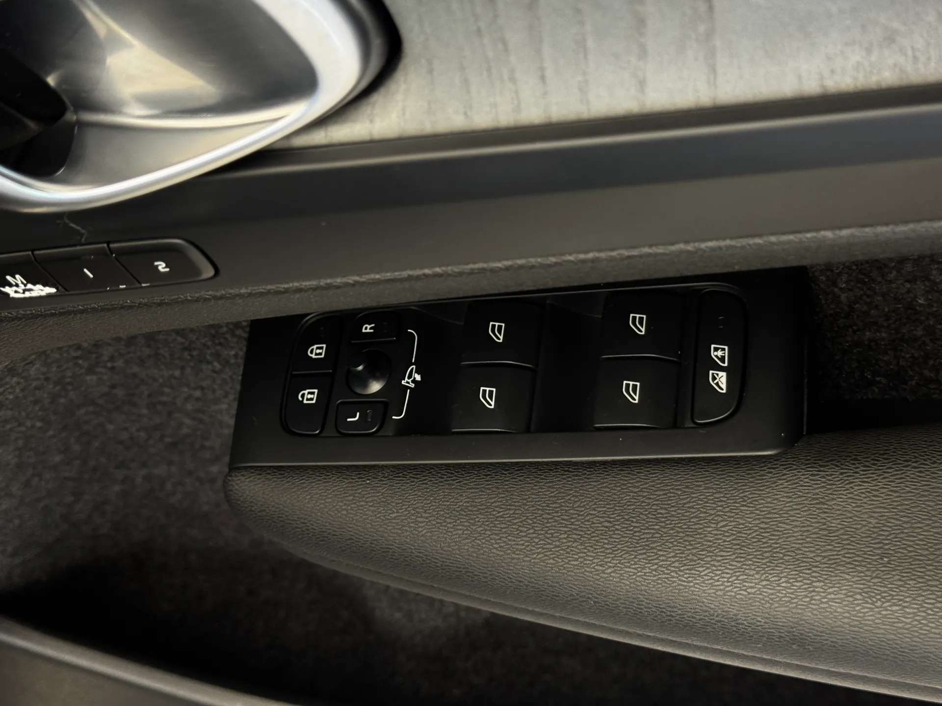 2023 VOLVO XC40 2023 VOLVO XC40