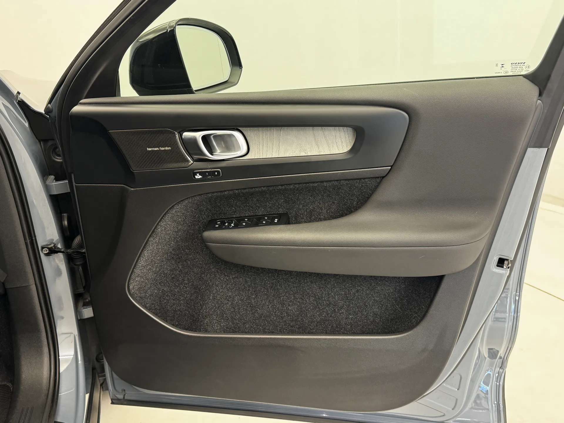 2023 VOLVO XC40 2023 VOLVO XC40