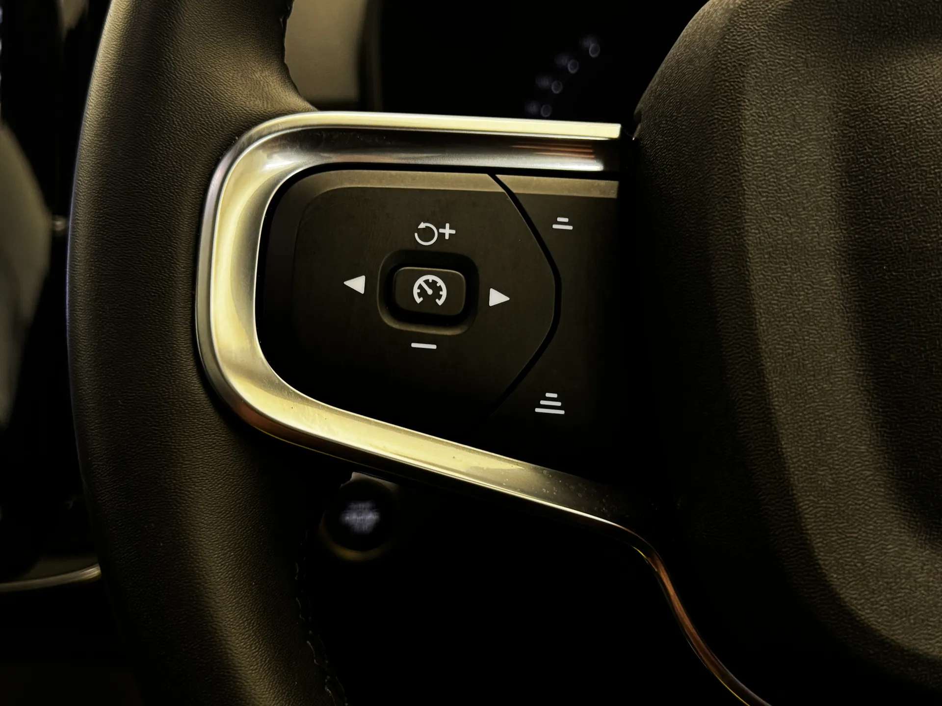 2023 VOLVO XC40 2023 VOLVO XC40