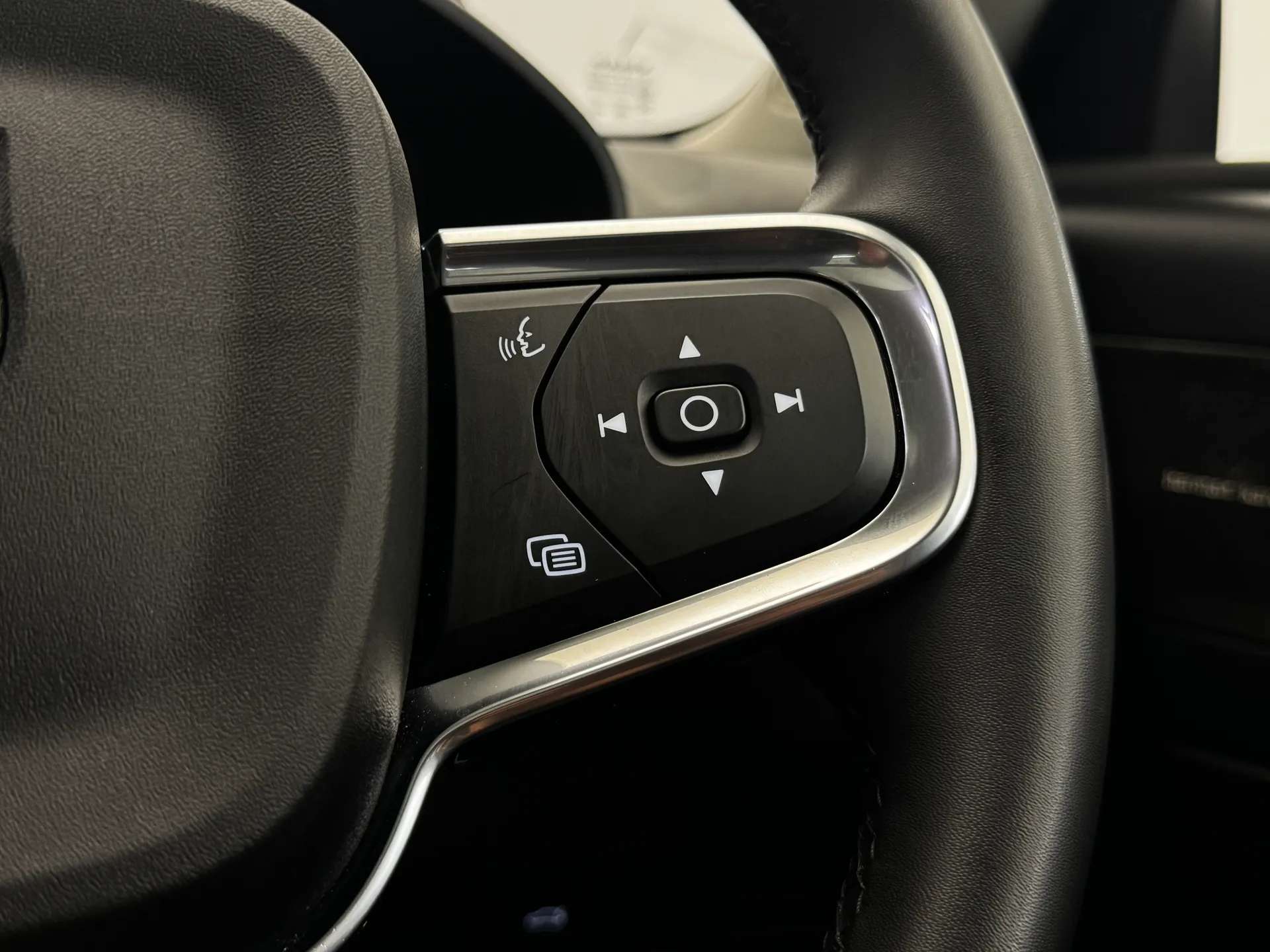 2023 VOLVO XC40 2023 VOLVO XC40