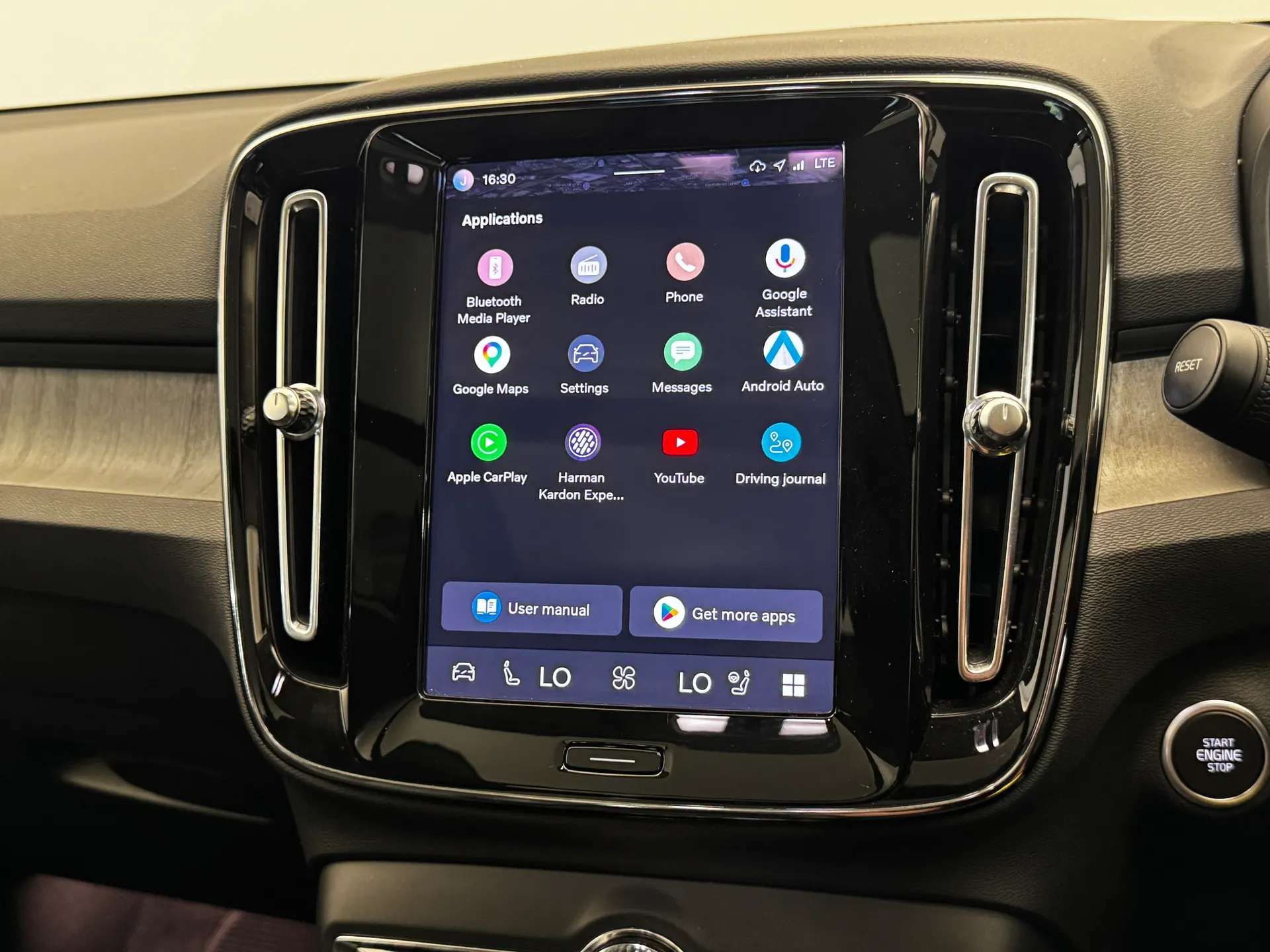 2023 VOLVO XC40 2023 VOLVO XC40