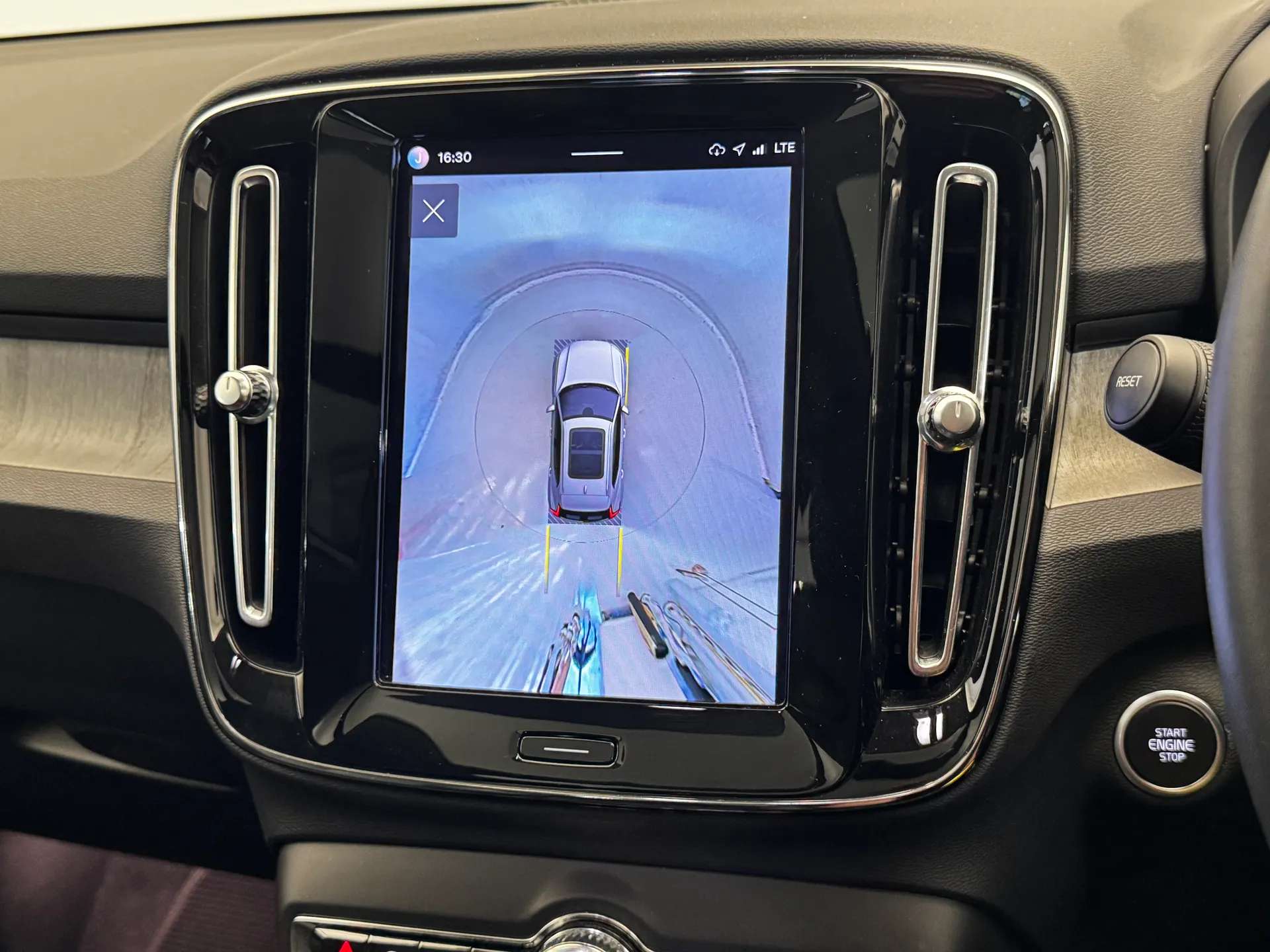 2023 VOLVO XC40 2023 VOLVO XC40