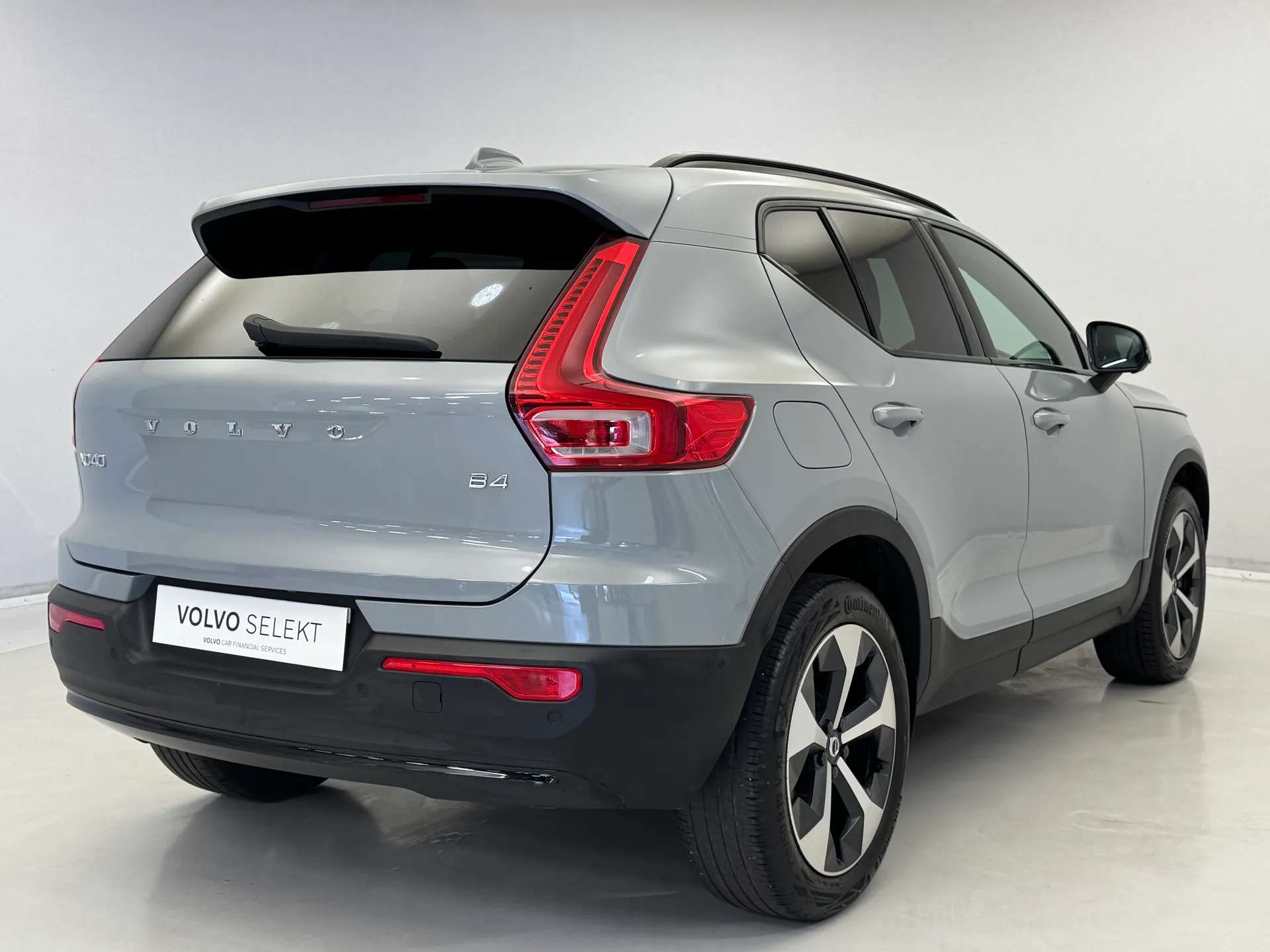 A 2024 VOLVO XC40 2.0 B4P Ultimate Dark 5dr Auto A 2024 VOLVO XC40 2.0 B4P Ultimate Dark 5dr Auto