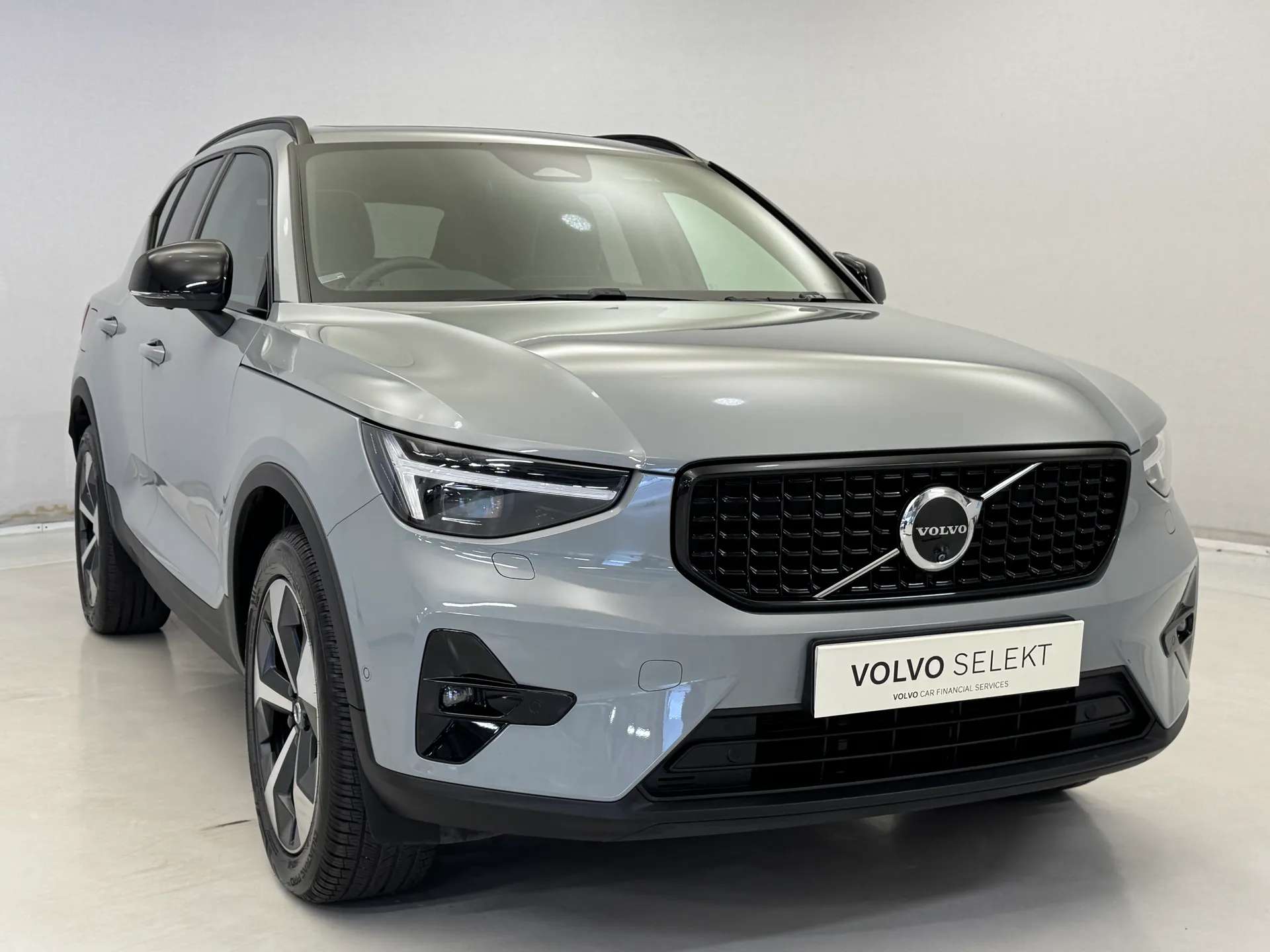 A 2024 VOLVO XC40 2.0 B4P Ultimate Dark 5dr Auto A 2024 VOLVO XC40 2.0 B4P Ultimate Dark 5dr Auto
