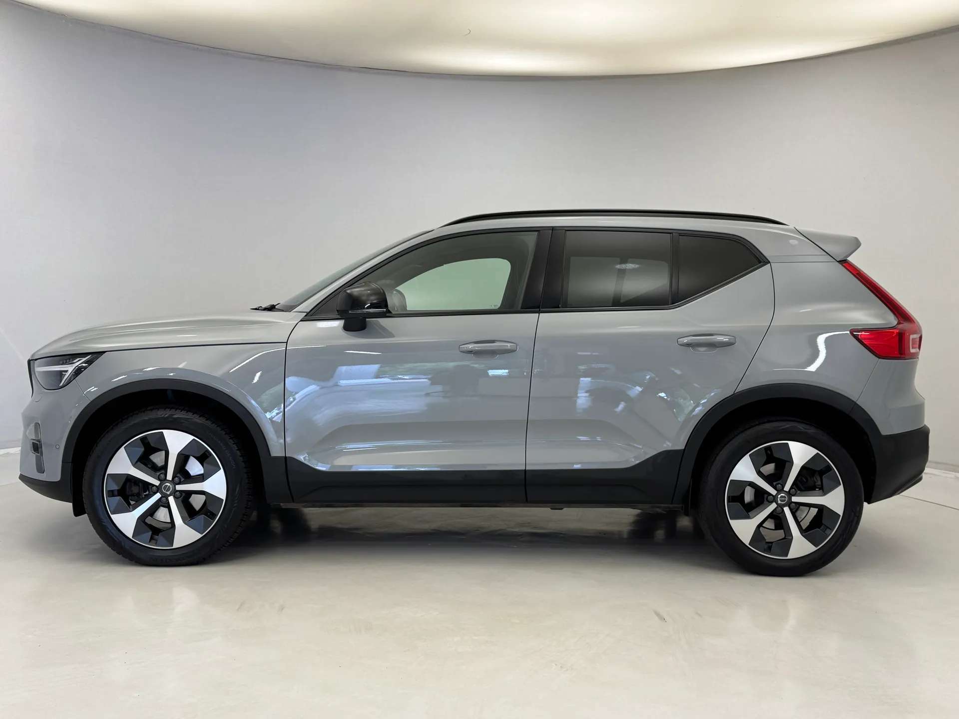 2024 VOLVO XC40 2024 VOLVO XC40