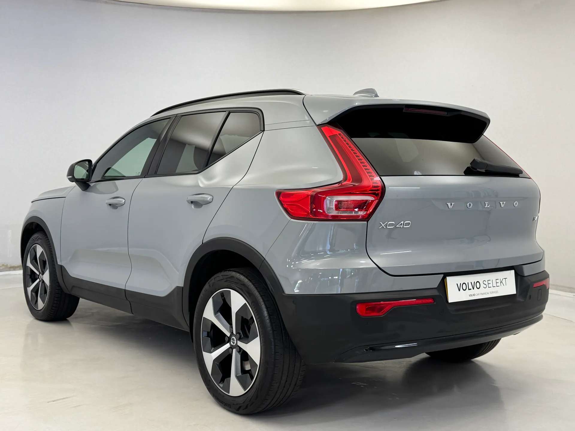 2024 VOLVO XC40 2024 VOLVO XC40