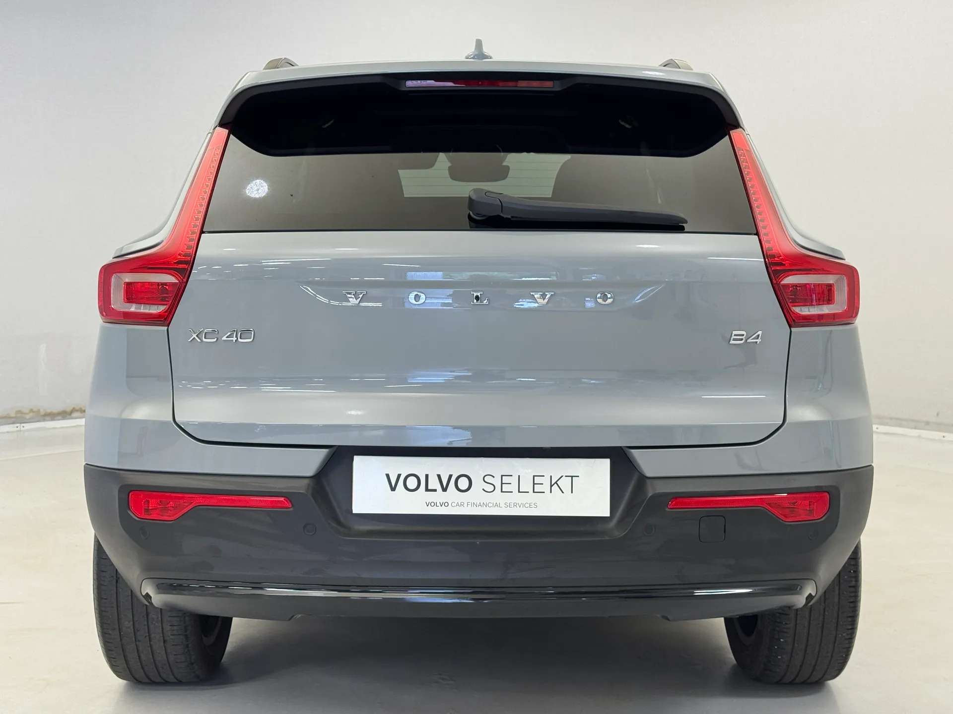 2024 VOLVO XC40 2024 VOLVO XC40