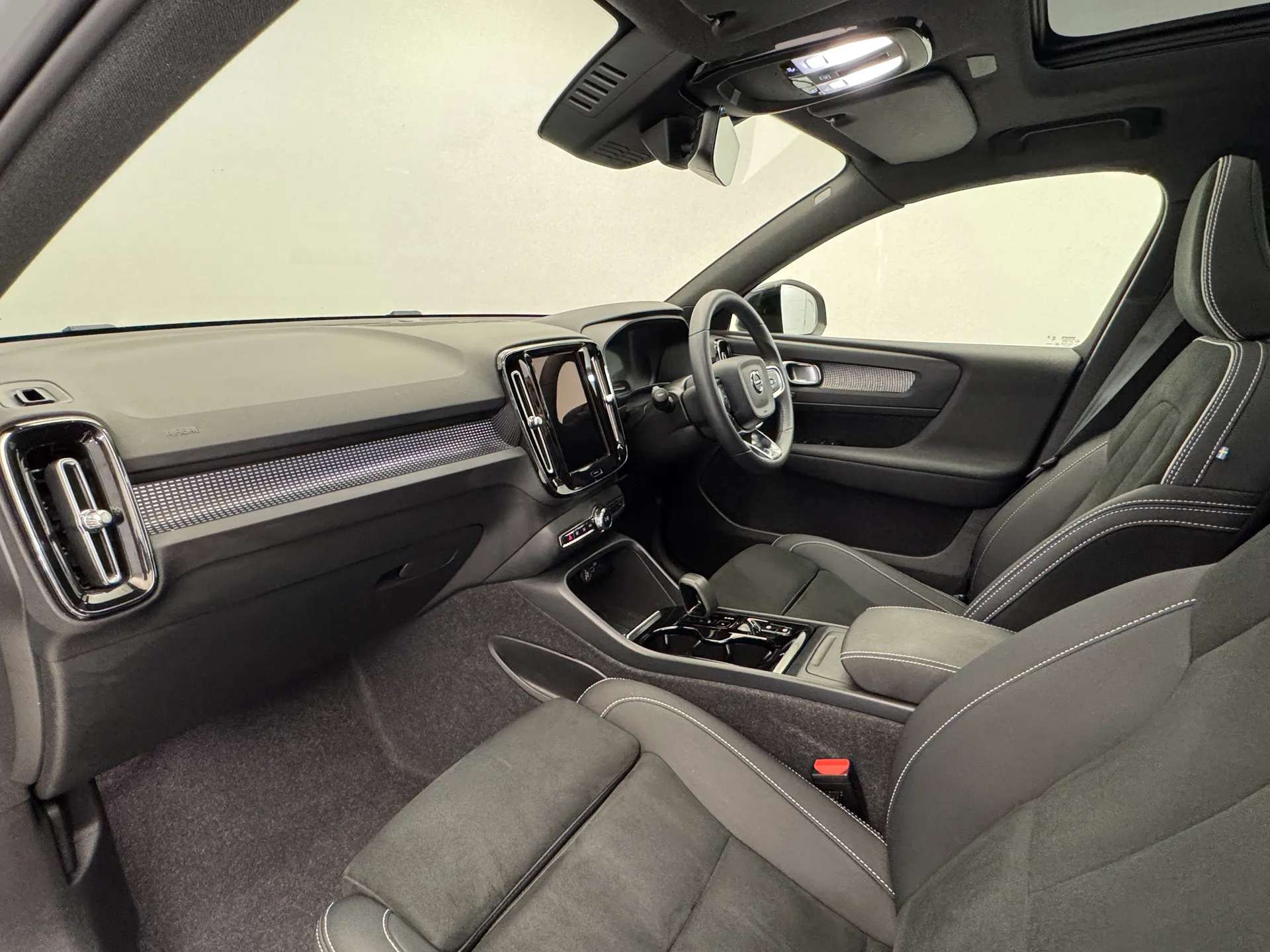 2024 VOLVO XC40 2024 VOLVO XC40