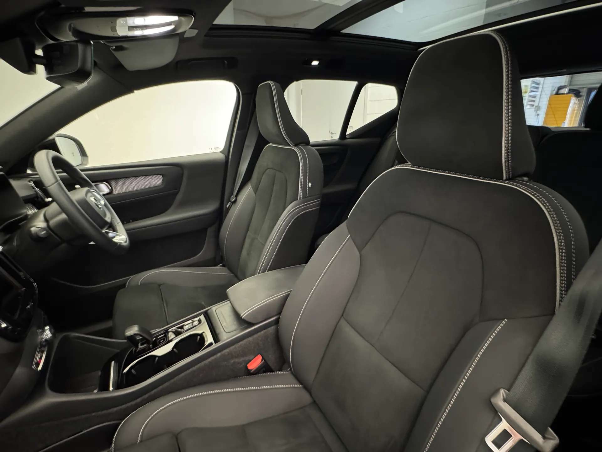 2024 VOLVO XC40 2024 VOLVO XC40