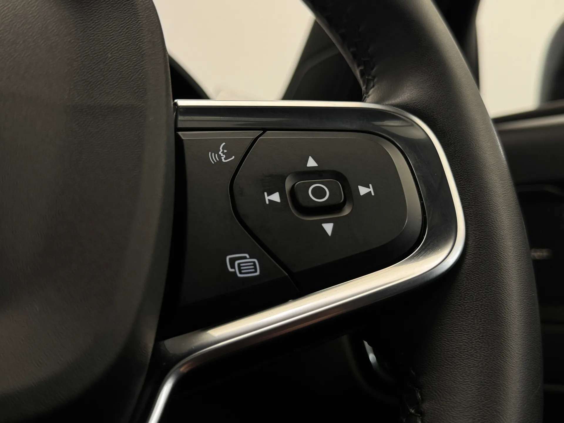 2024 VOLVO XC40 2024 VOLVO XC40